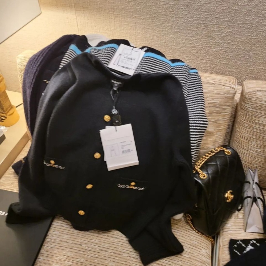 (W) Chanel Pullover Mixed Fibers Cotton & White Black Light Blue 착용 스타일