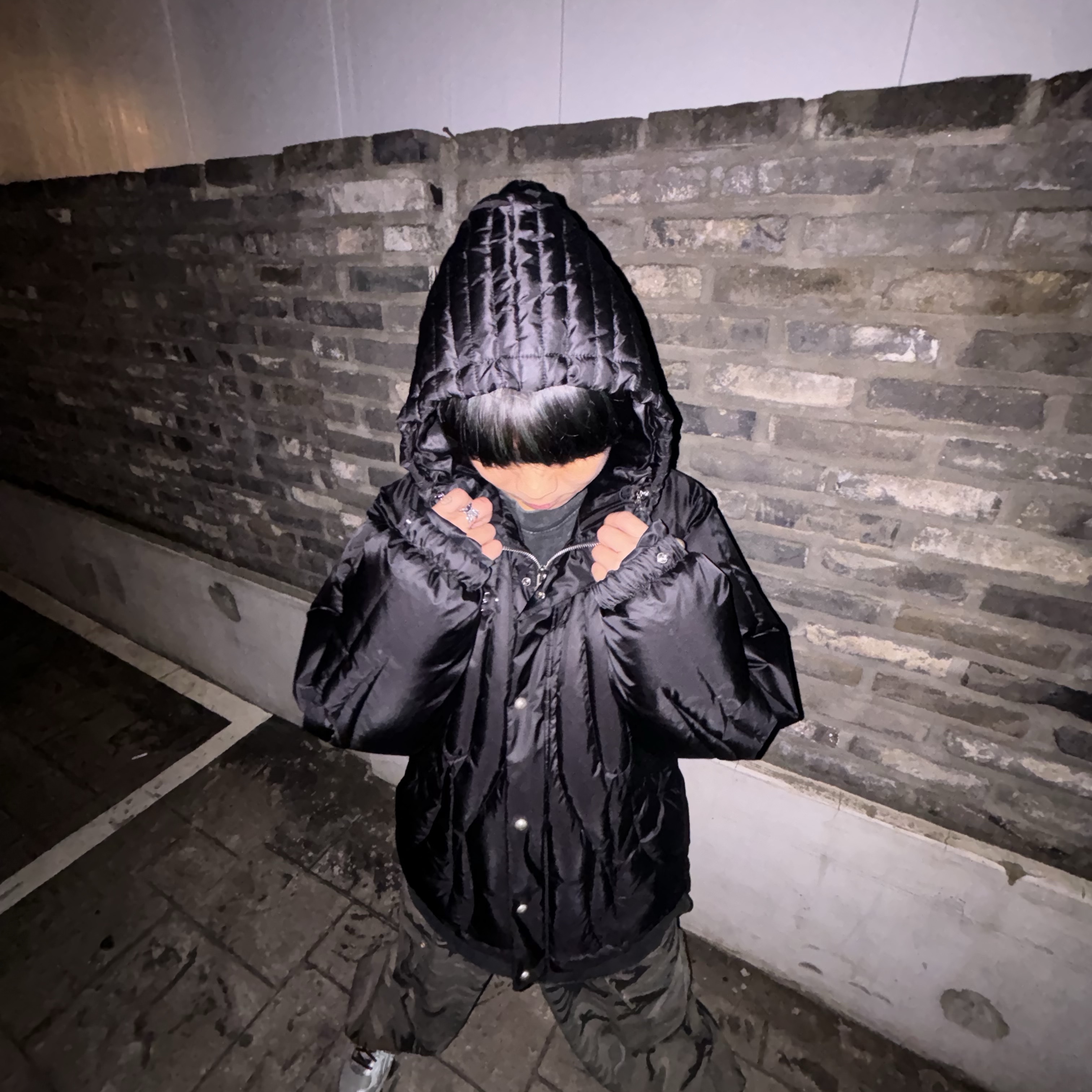 Thug Club Cave Down Jacket Black 착용 스타일 - 2