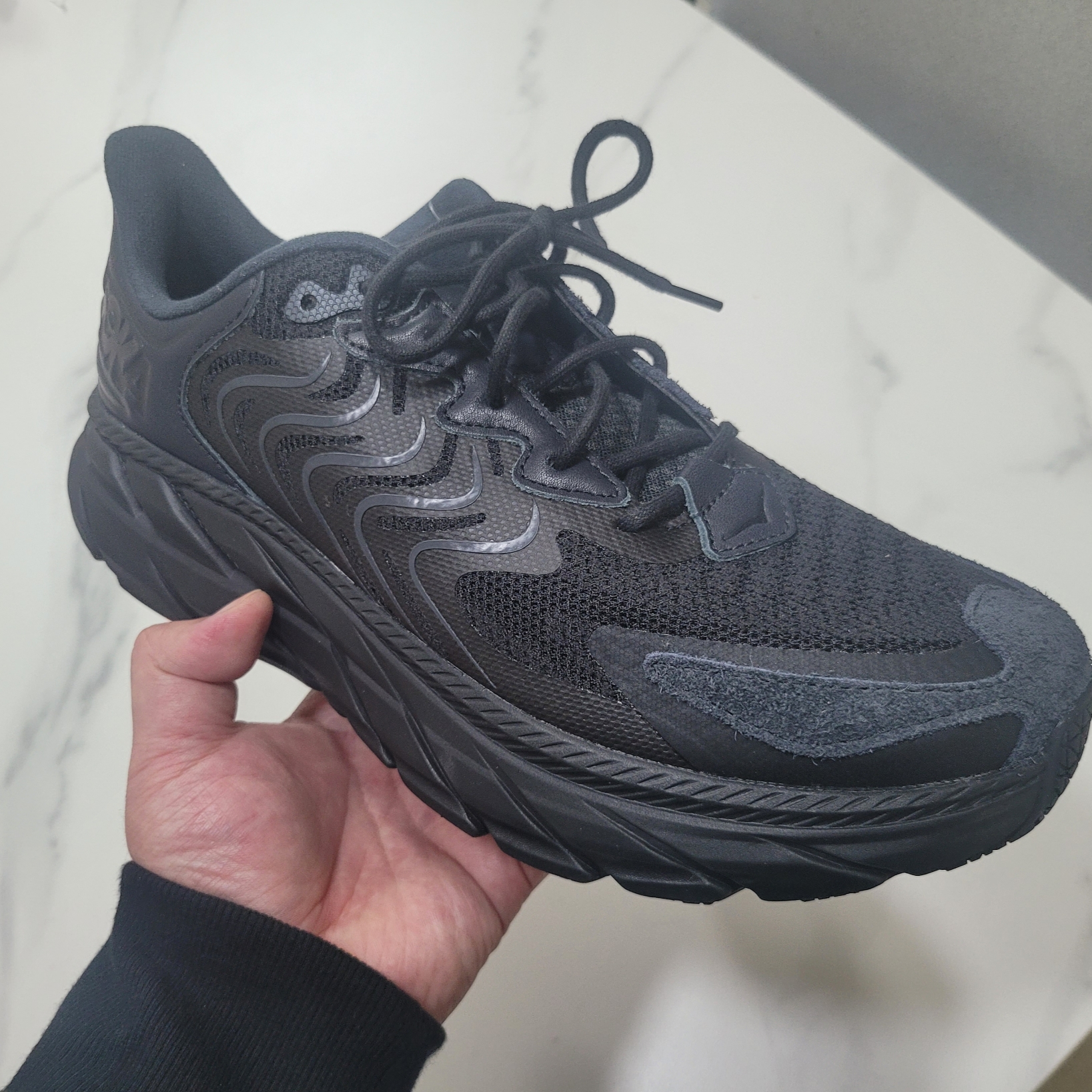 Hoka Clifton LS Black Asphalt 착용 스타일