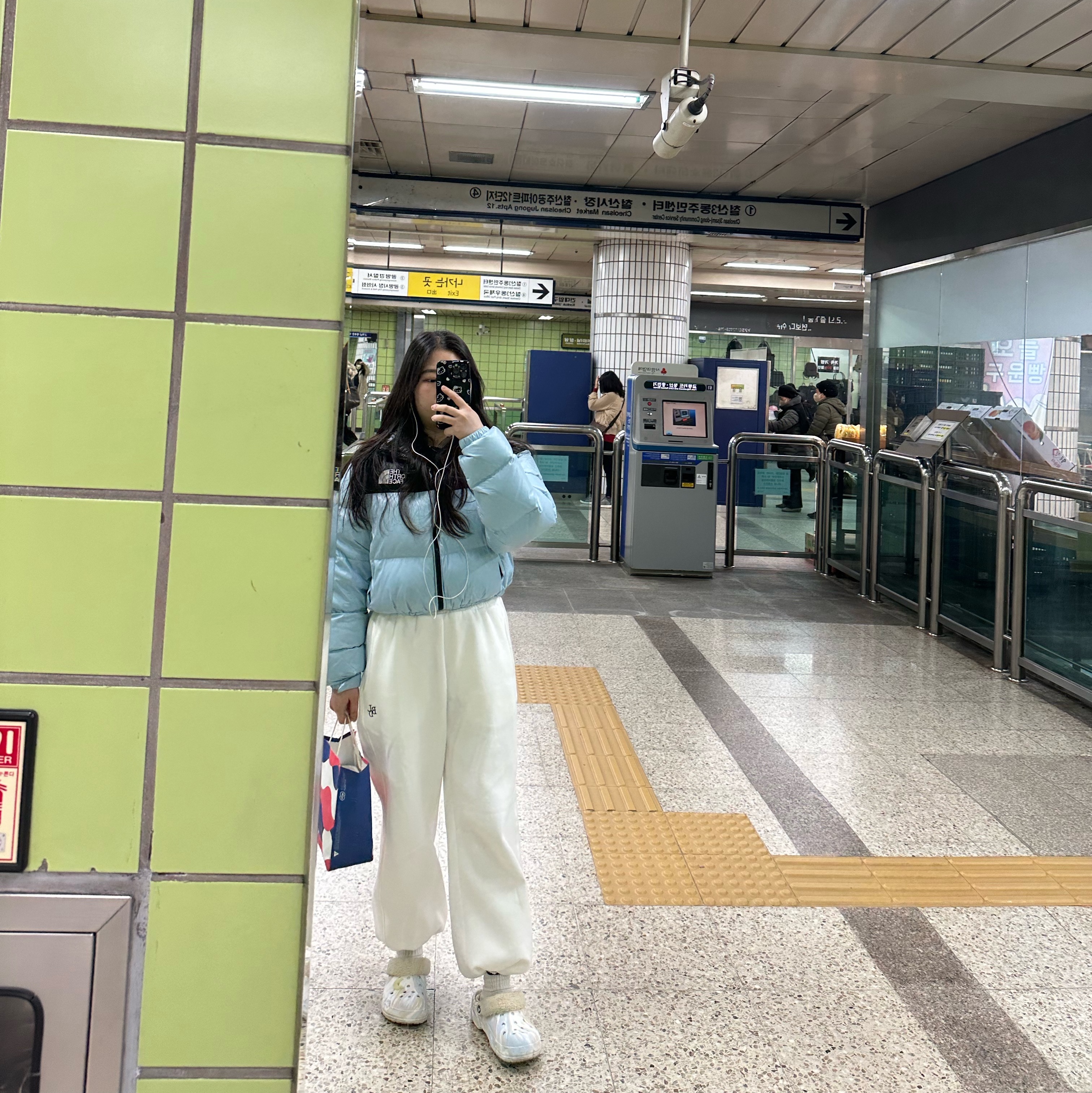 (W) The North Face Nuptse Short Jacket Beta Blue 착용 스타일 - 1