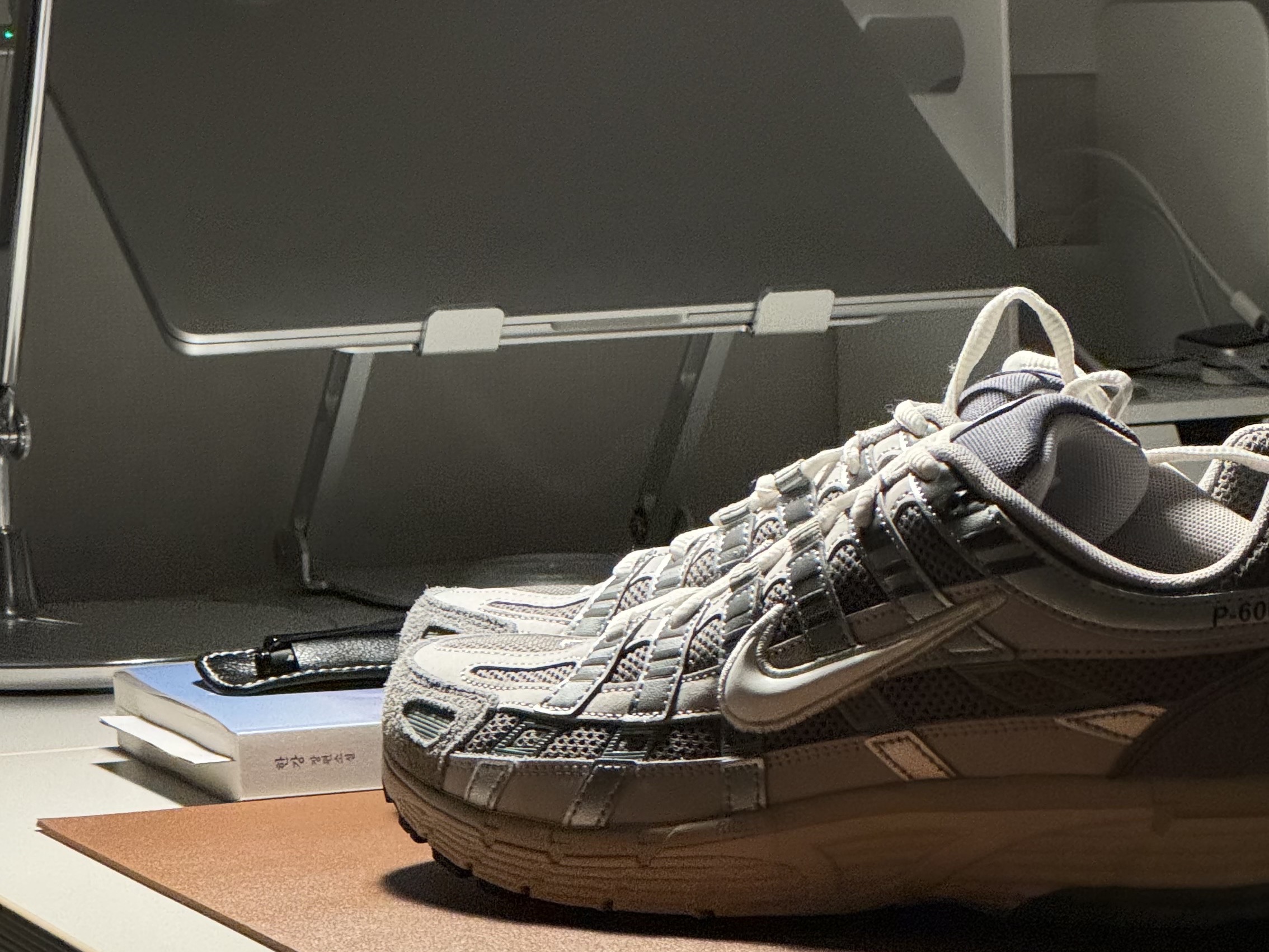 Nike P-6000 Flat Pewter Light Iron Ore 착용 스타일