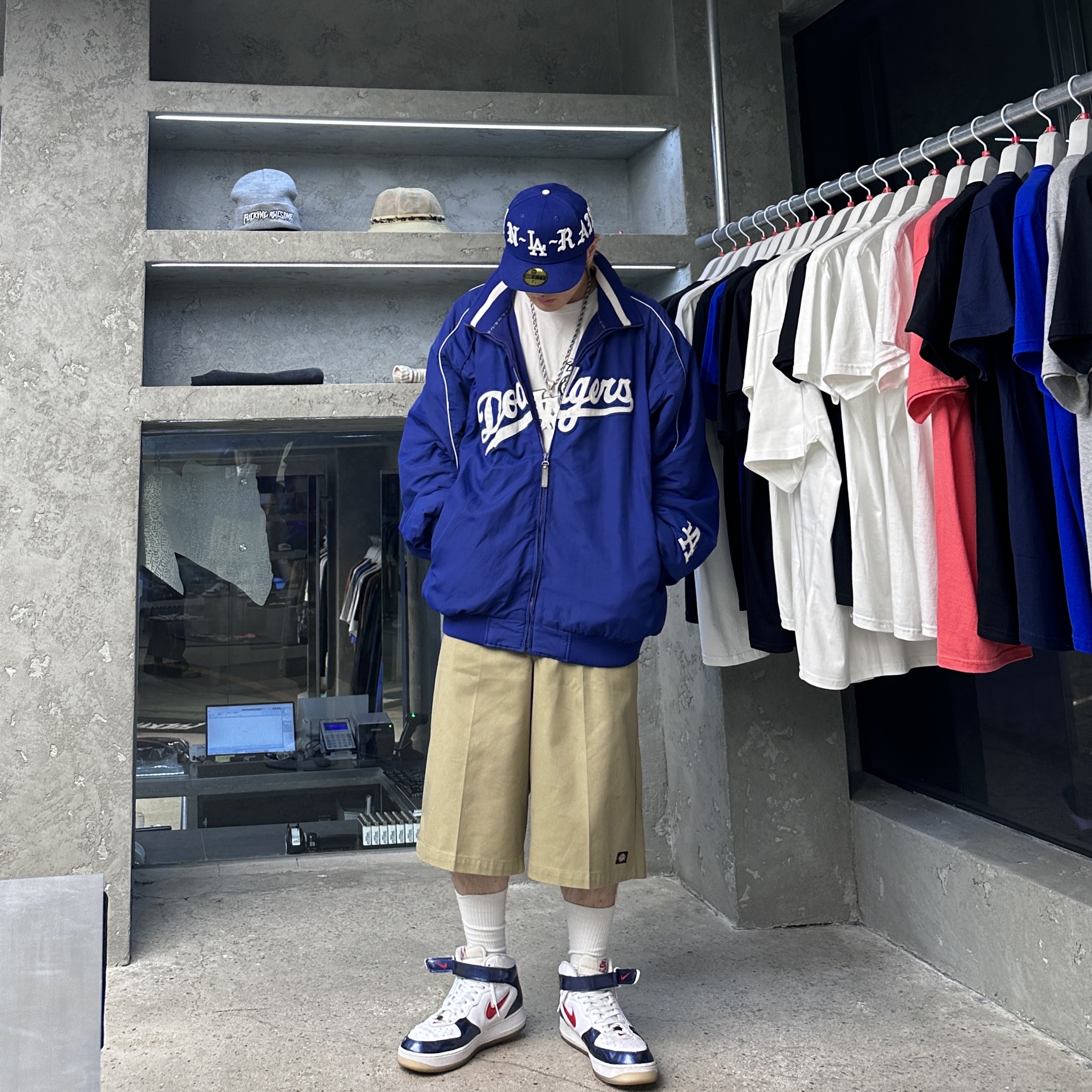 Dickies Loose Fit 13 Inch Flat Front Work Shorts Khaki, Nike Air Force 1 Mid QS University Red and Midnight Navy 착용 스타일 - 4