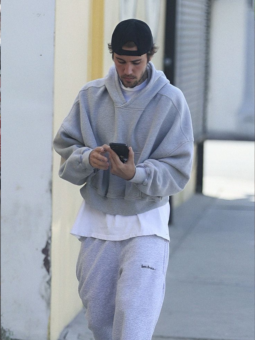 Punch Drunk Parties Circle Logo Oversized Hoodie Gray, Yeezy x Gosha Rubchinskiy YZY Black Dogs Hoodie Heather Grey 착용 스타일 - 3