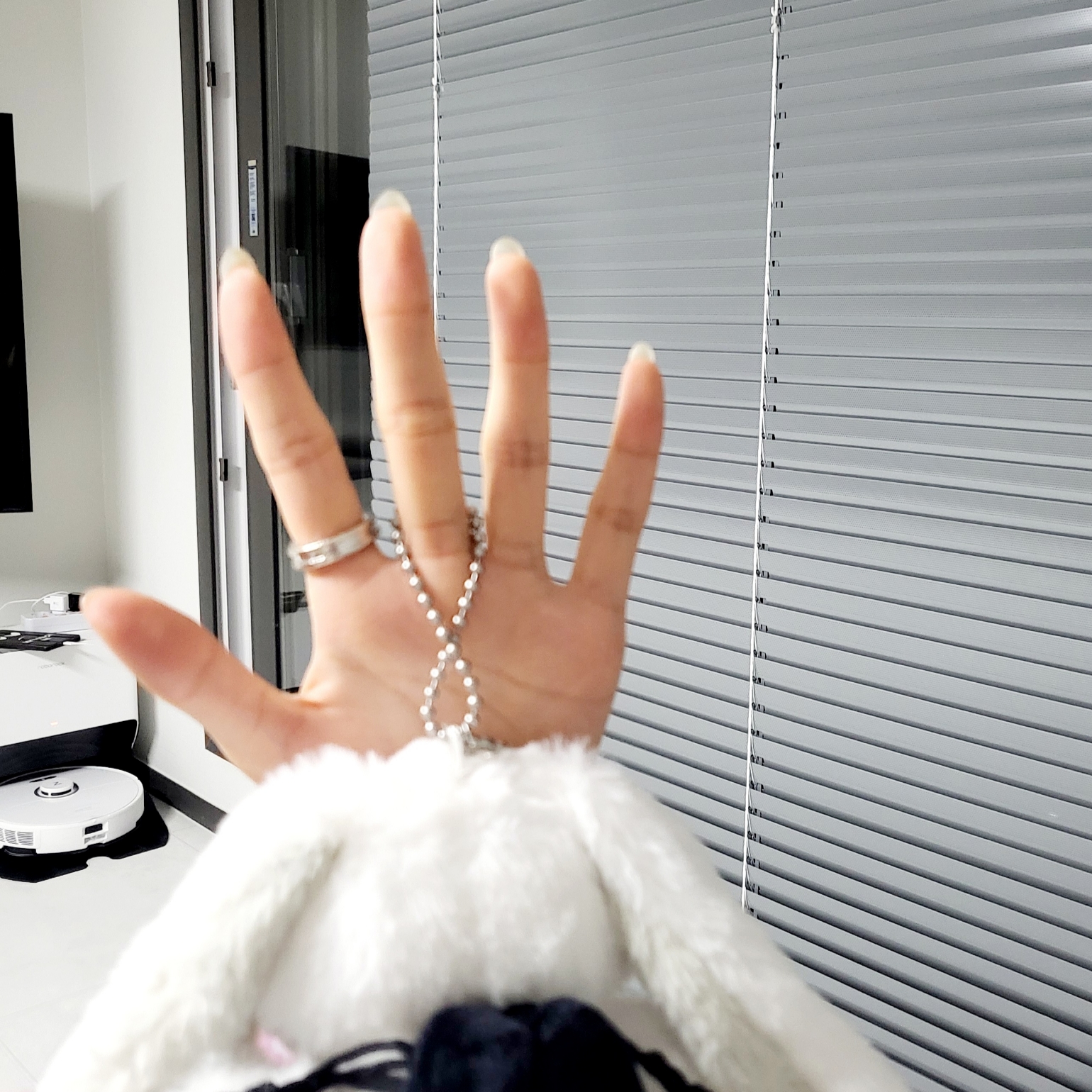 NewJeans x Coller Bunny Plush Keyring White 착용 스타일 - 2