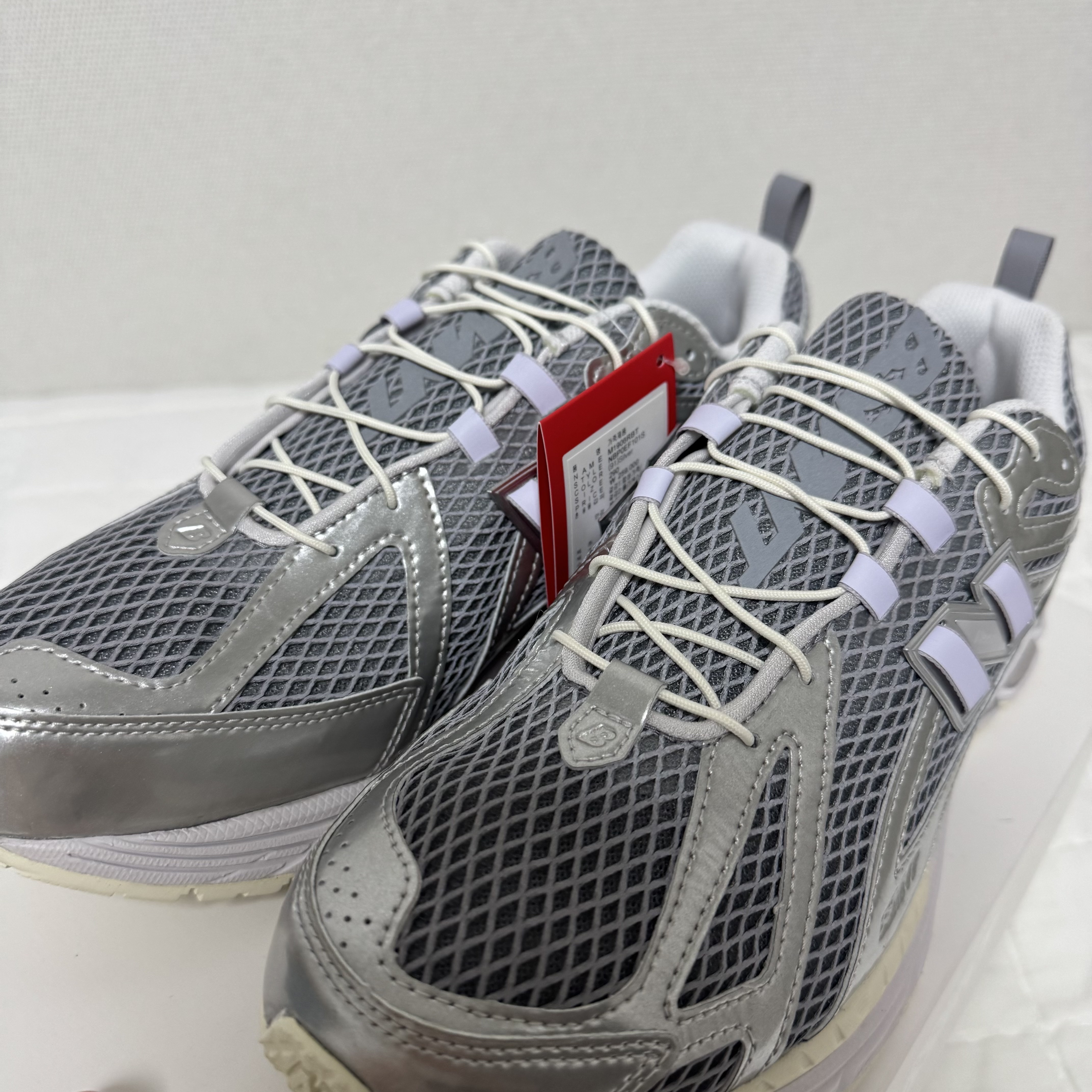 New Balance x The Basement 1906R Silver Metallic Chiseled Stone 착용 스타일 - 2