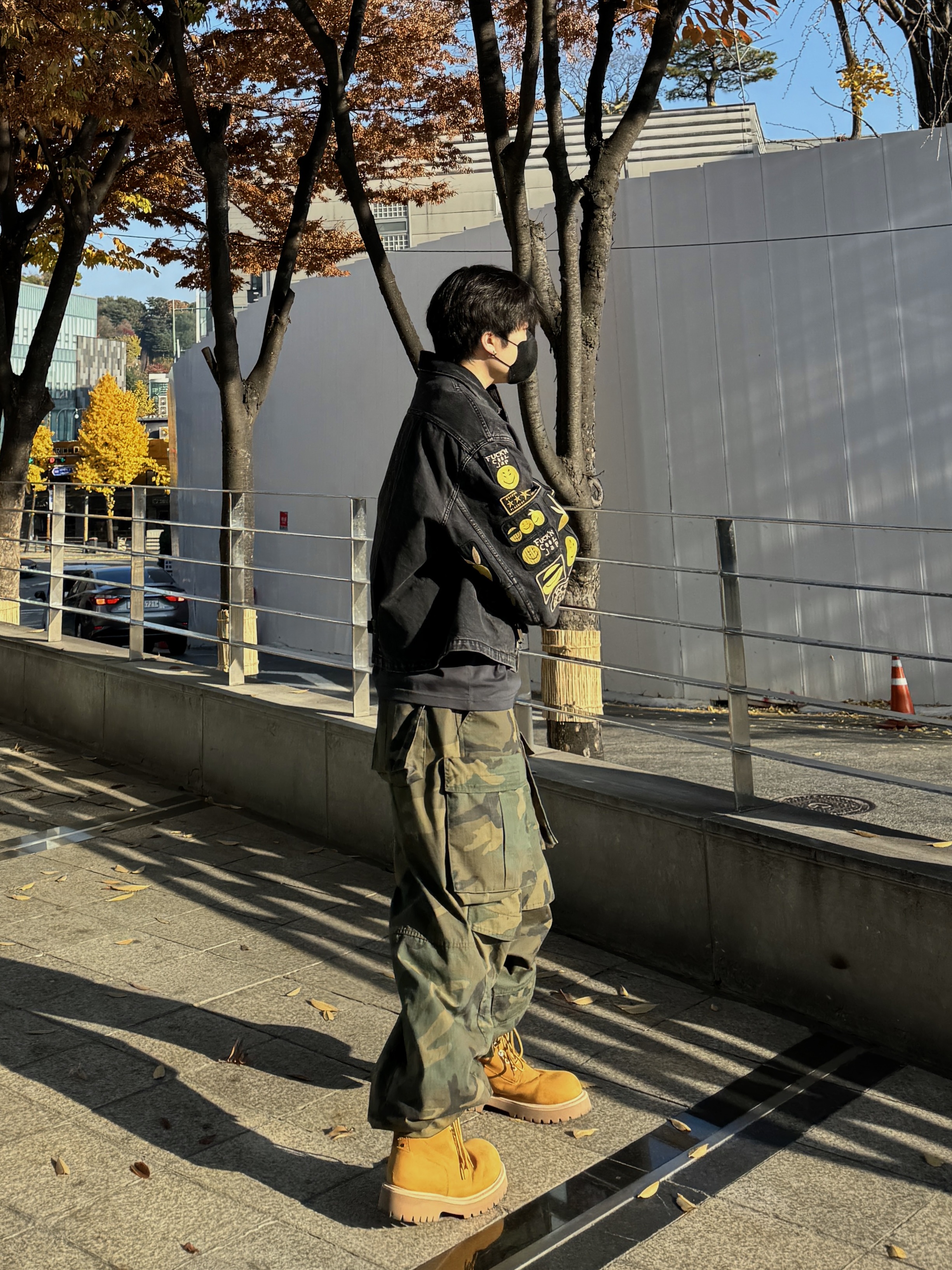 Kapital 14 oz. Black X Black Denim T-Back Drizzler Jacket Anarchy Rainbowy Remake Black, Project G/R Washed Cargo Pants Camo 착용 스타일 - 3
