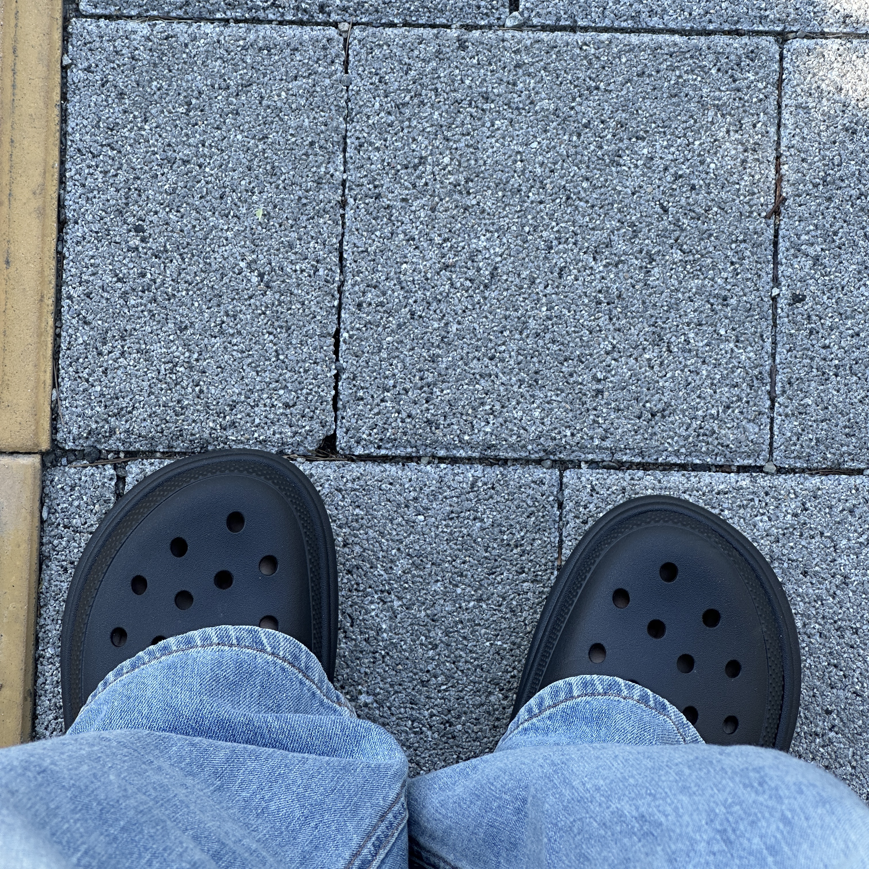 Crocs Stomp Clog Black 착용 스타일