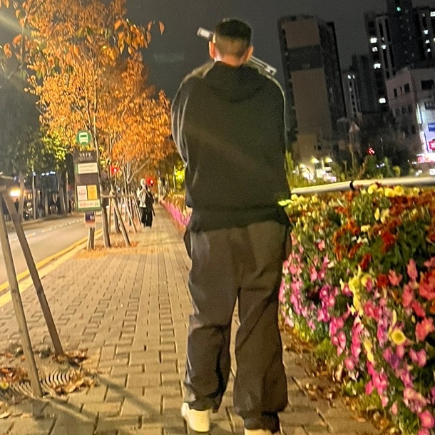 Yeezy YZY Zip-Up Hoodie Black, Stussy Nyco Over Trousers Washed Black 착용 스타일 - 3