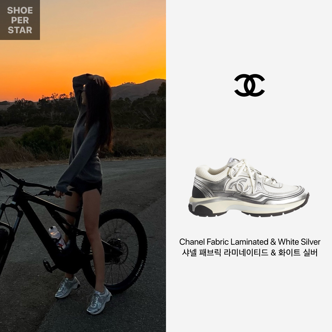 (W) Chanel Sneakers Fabric Laminated & White Silver 착용 스타일 - 1