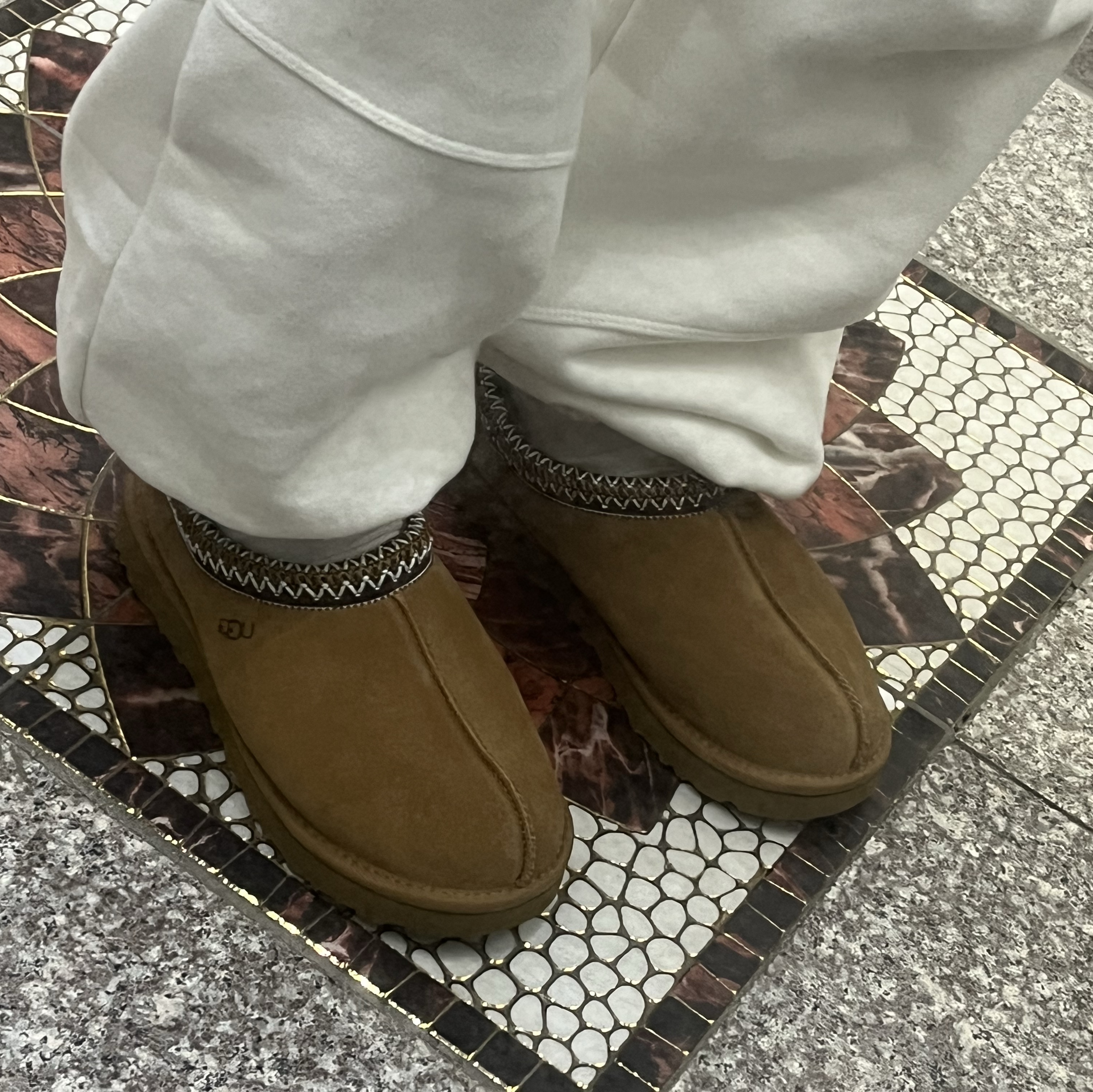 (W) UGG Tasman Slipper Chestnut 착용 스타일