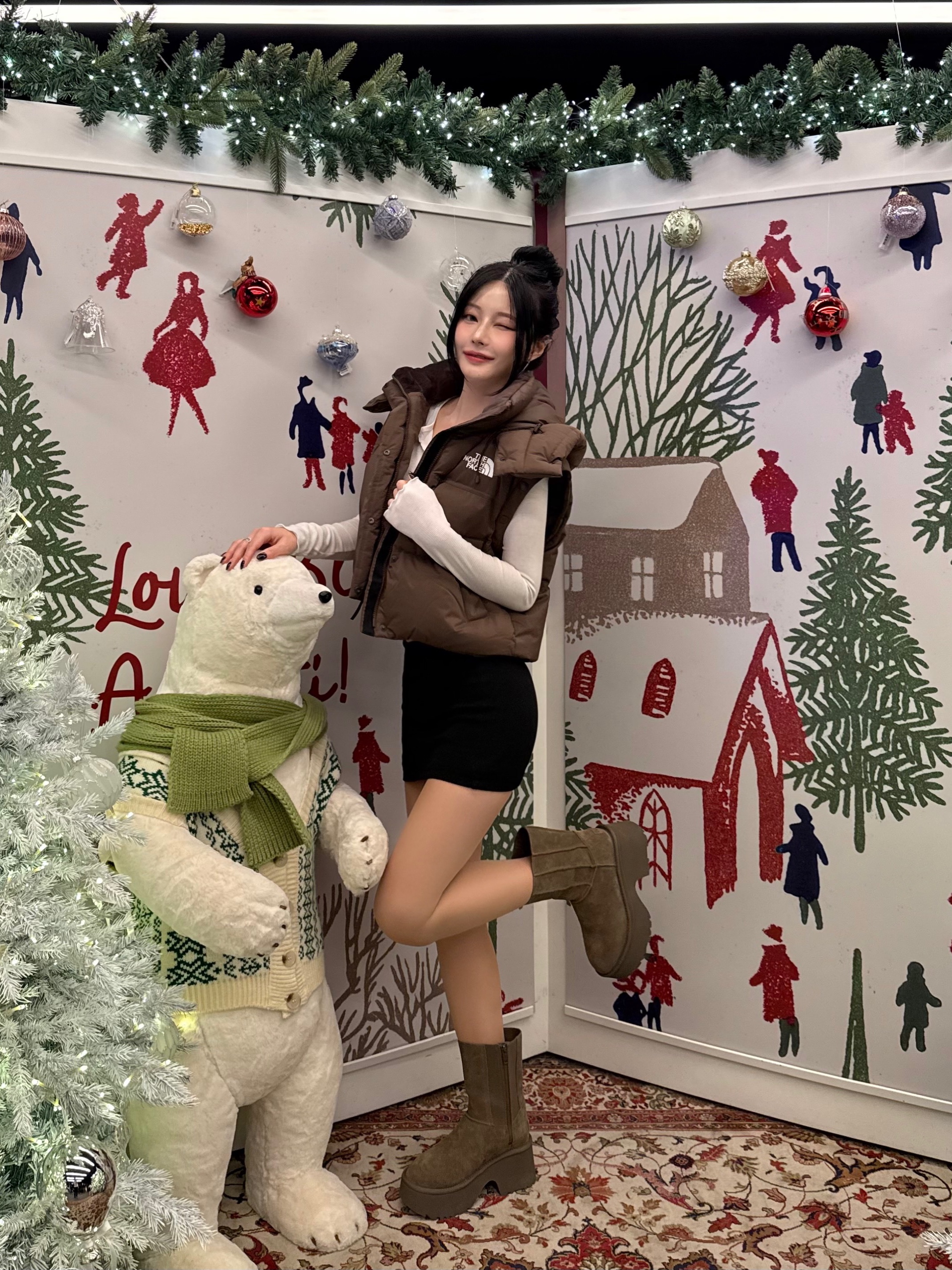 (W) The North Face Novelty Nuptse Detachable RDS Down Jacket Brown, (W) UGG Classic Twin Seam New Heights Hickory 착용 스타일 - 2