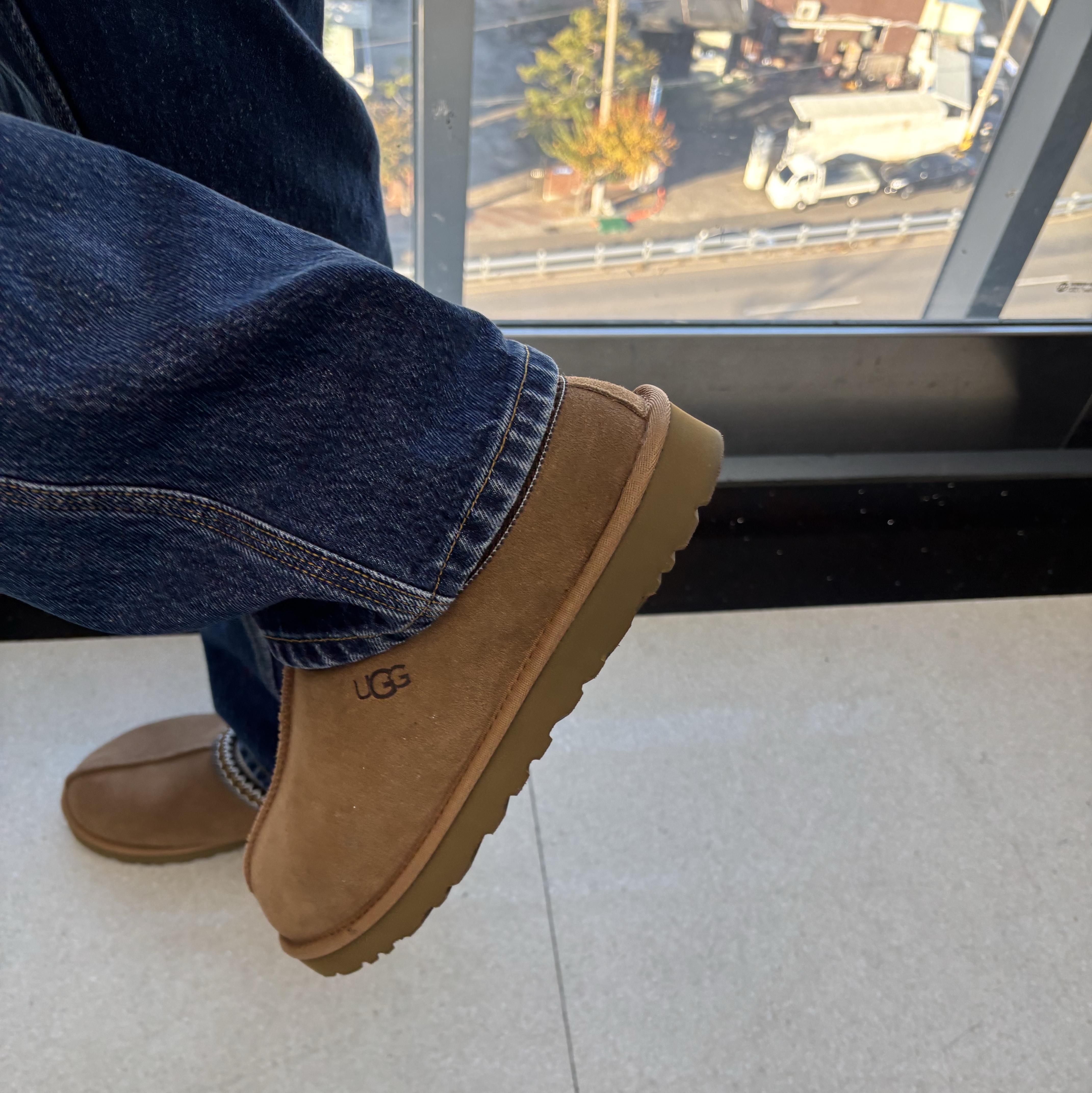 UGG Tasman Slipper Chestnut 착용 스타일