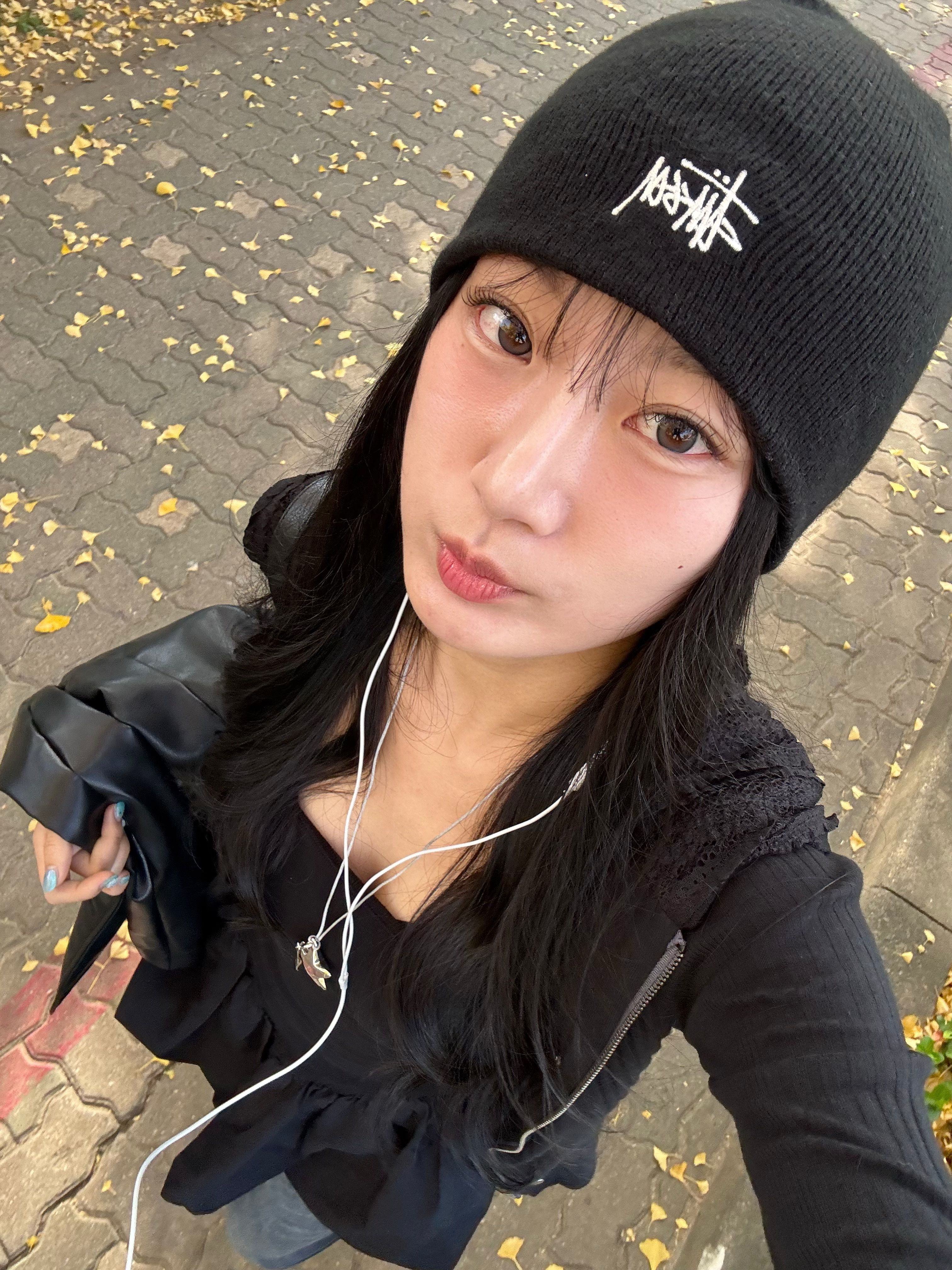 Stussy Basic Skullcap Beanie Black 착용 스타일 - 3