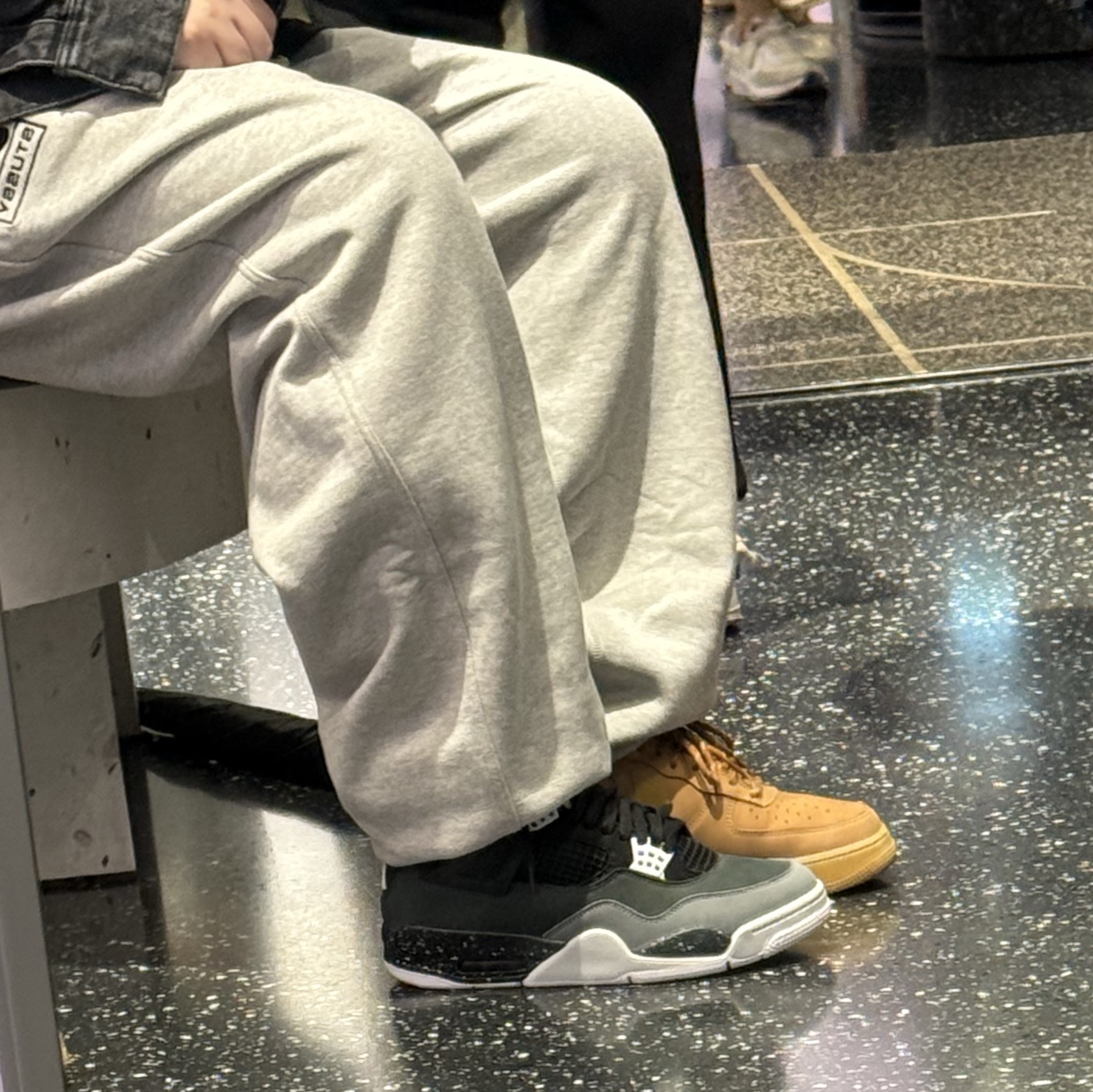 Jordan 4 Retro Fear 2024, Nike x Stussy NRG Fleece Pants Dark Grey Heather (DO9340-063) 착용 스타일