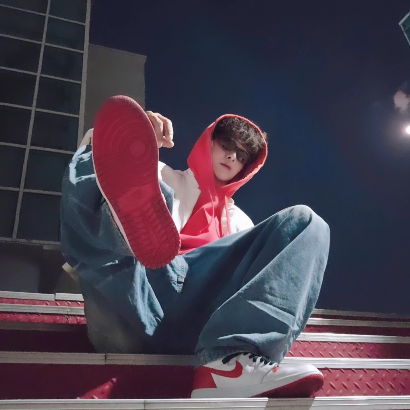 Stussy Beach Roots Hoodie Red, Jordan 1 Retro High OG Heritage 착용 스타일 - 1