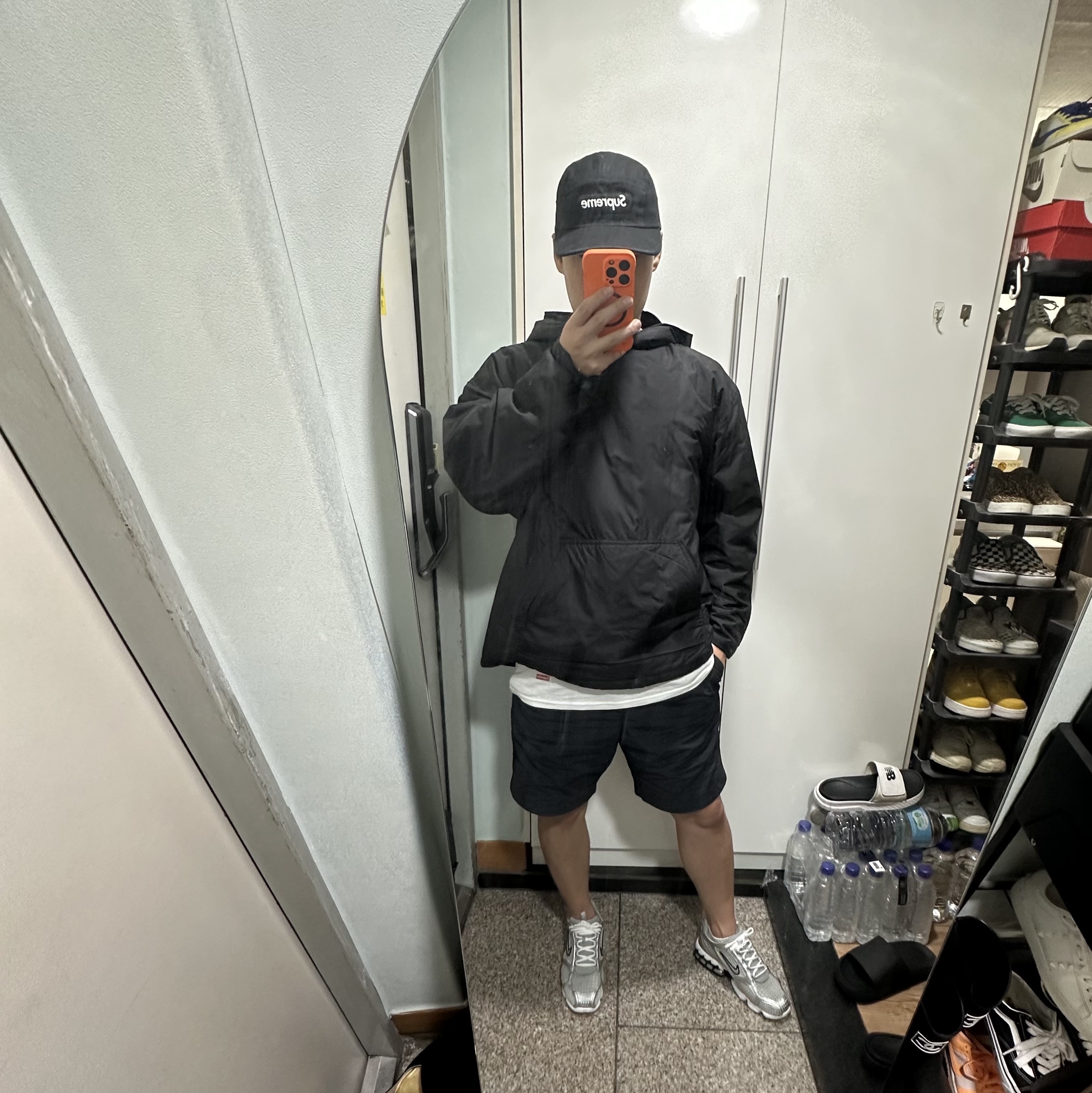 Supreme Washed Chino Twill Camp Cap Black, Supreme Hanes Tagless T-Shirt White (3 Pack) 착용 스타일