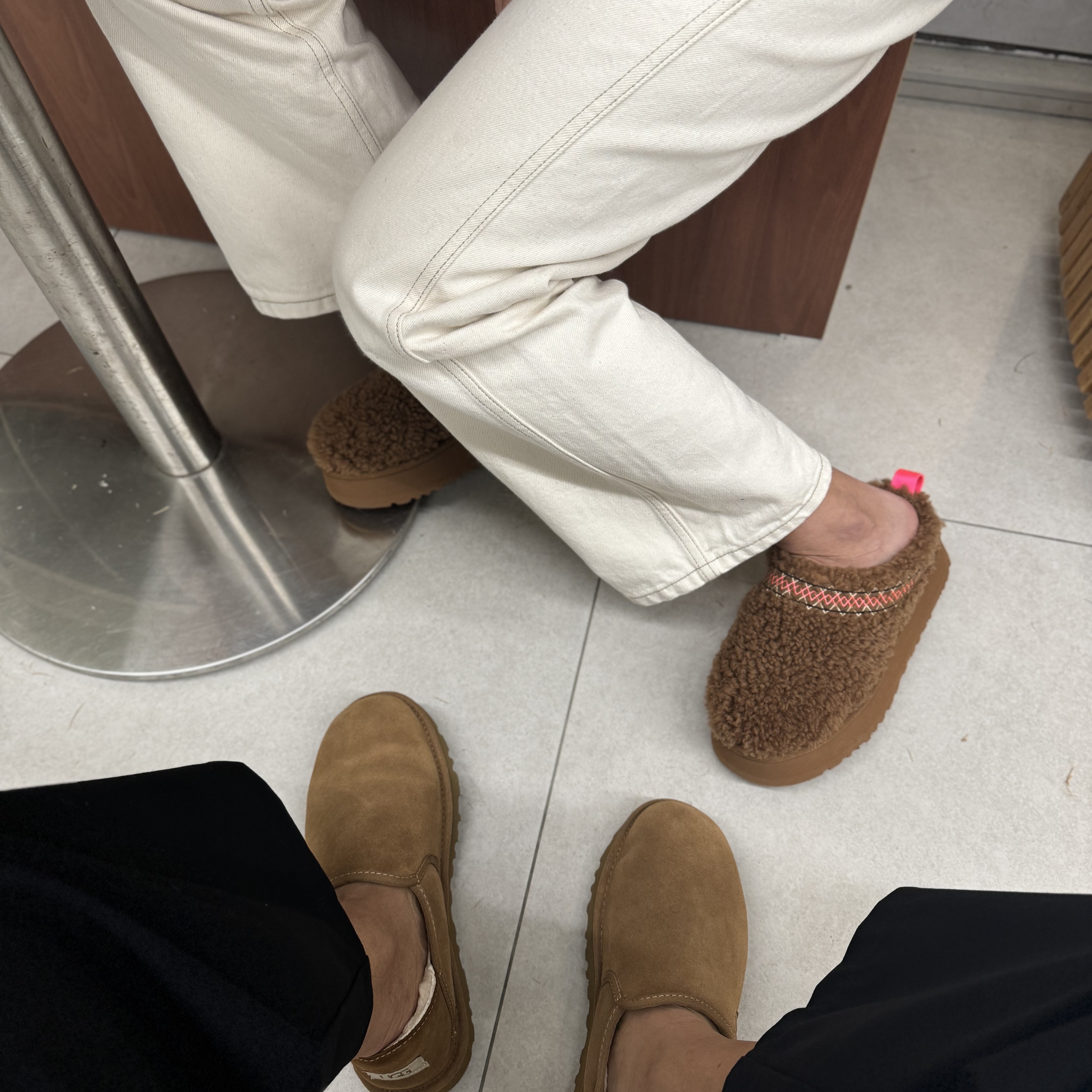 UGG Kenton Slipper Chestnut, (W) UGG Tazz Braid Hardwood 착용 스타일 - 1