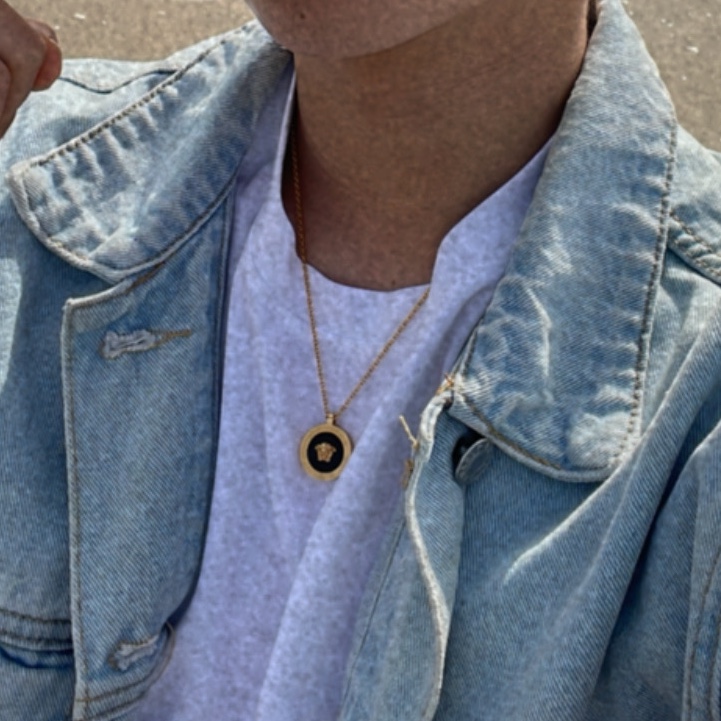 Versace Enamel Medusa Necklace Black Gold 착용 스타일