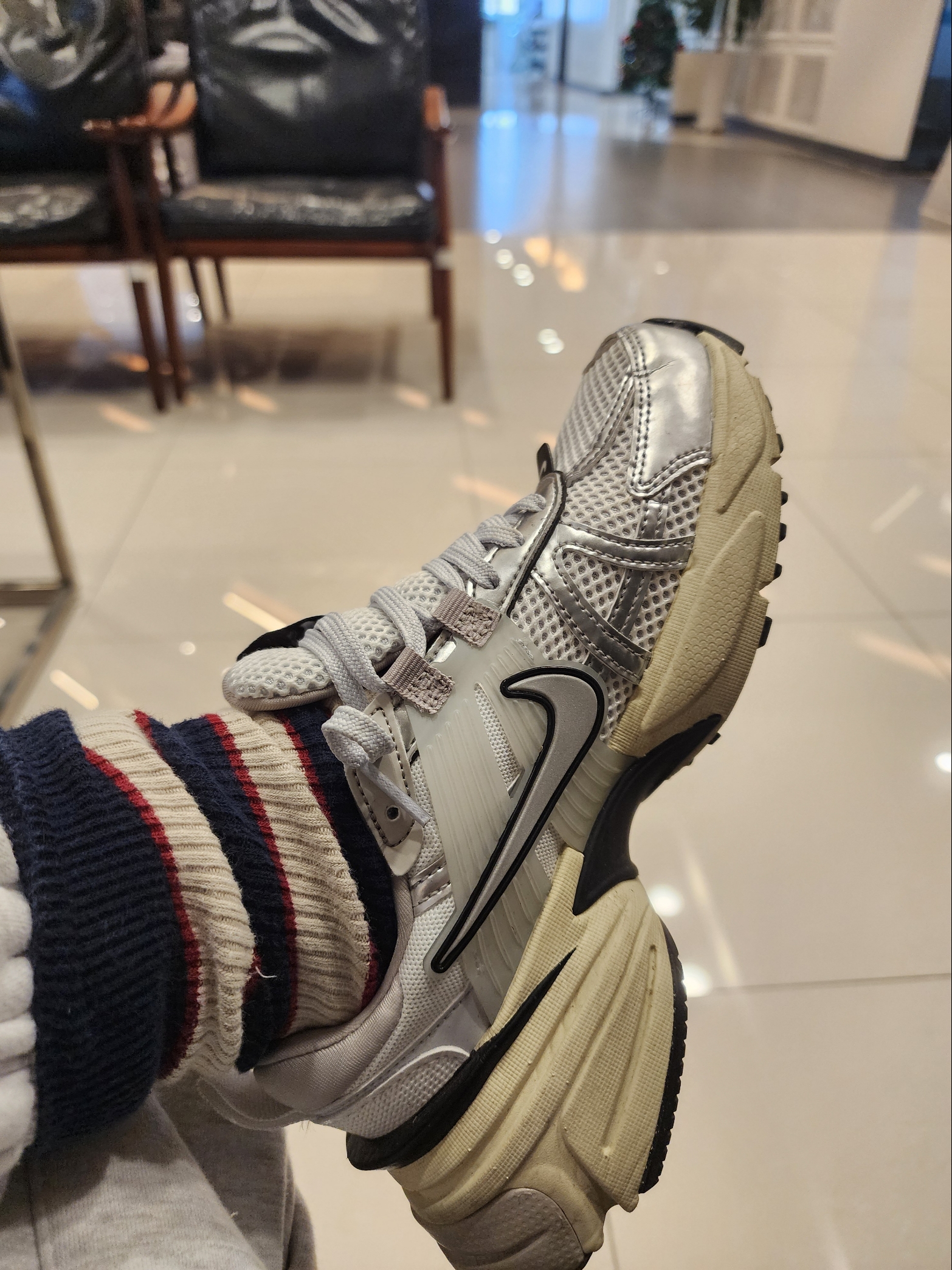 Nike V2K Run Summit White Metallic Silver 착용 스타일