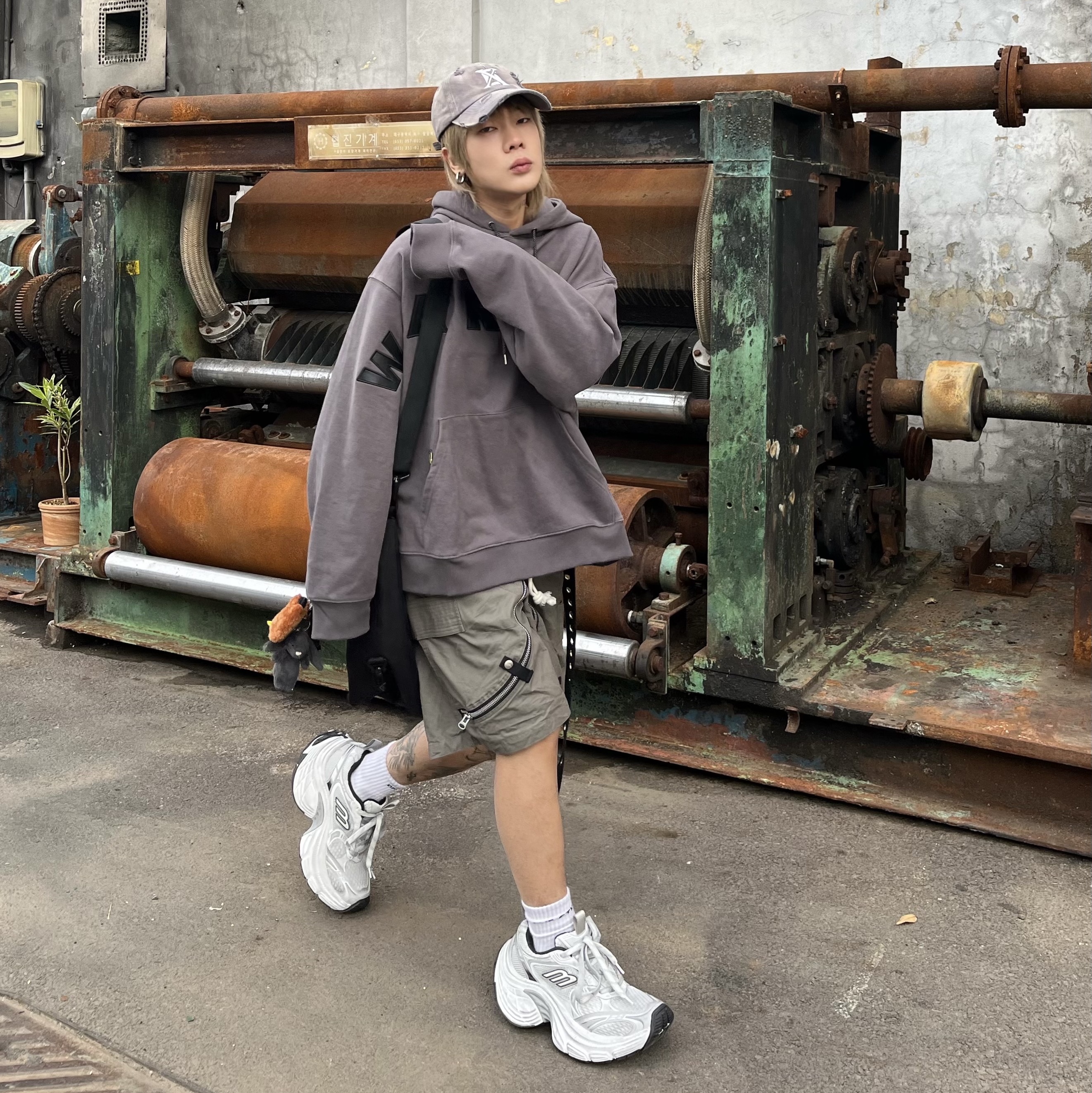 Balenciaga 10XL Sneakers White Grey Silver Black 착용 스타일 - 1