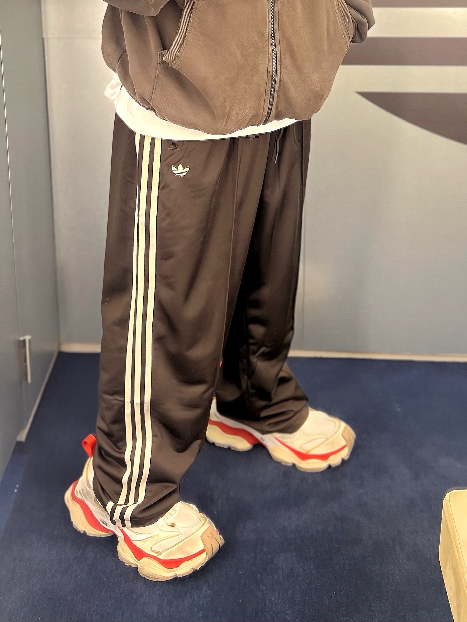 Balenciaga Cargo Sneakers Beige Grey Red 착용 스타일