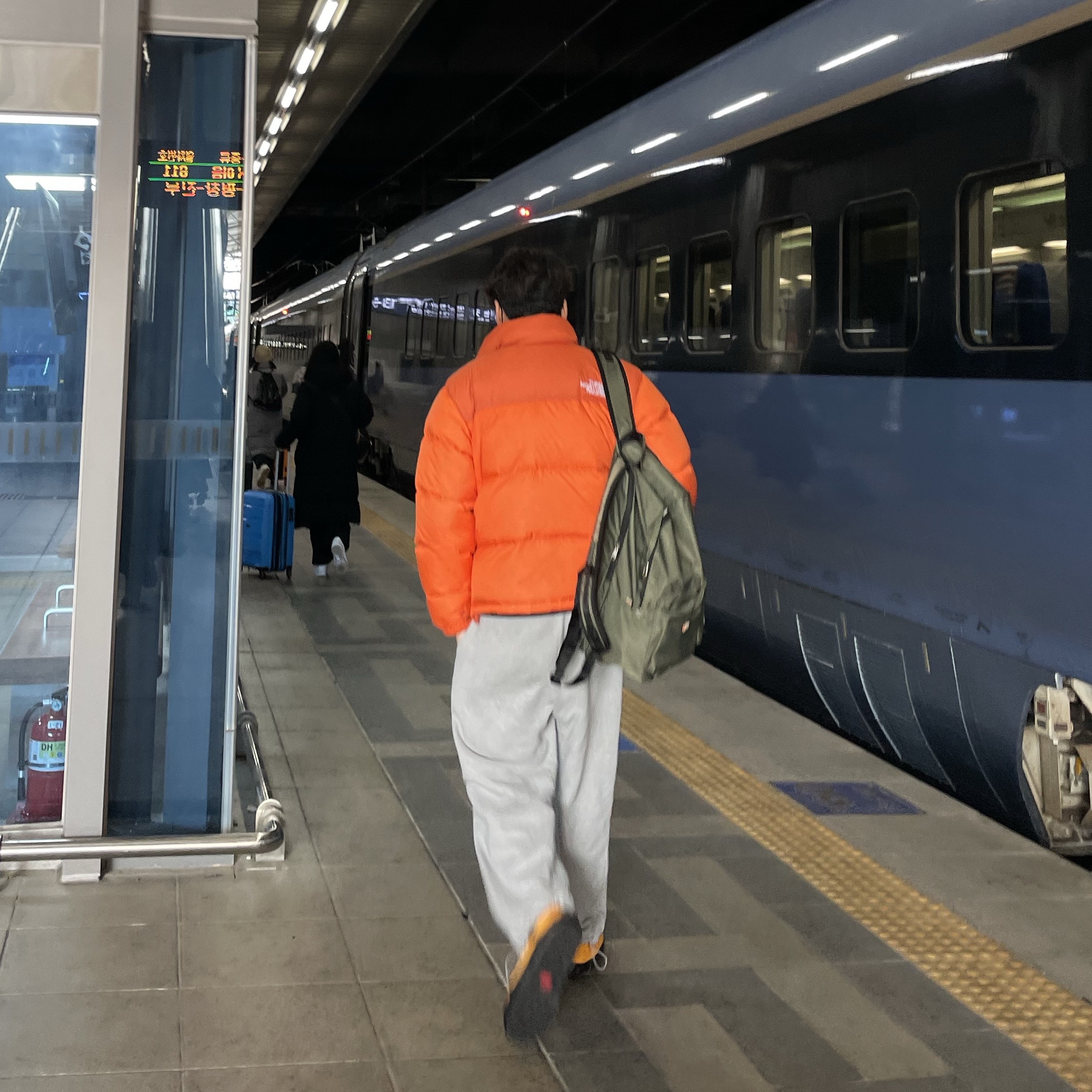 The North Face 1996 Retro Nuptse Jacket Red Orange Burnt Ochre, The North Face Thermoball Traction Mule V Summit Gold 착용 스타일 - 2