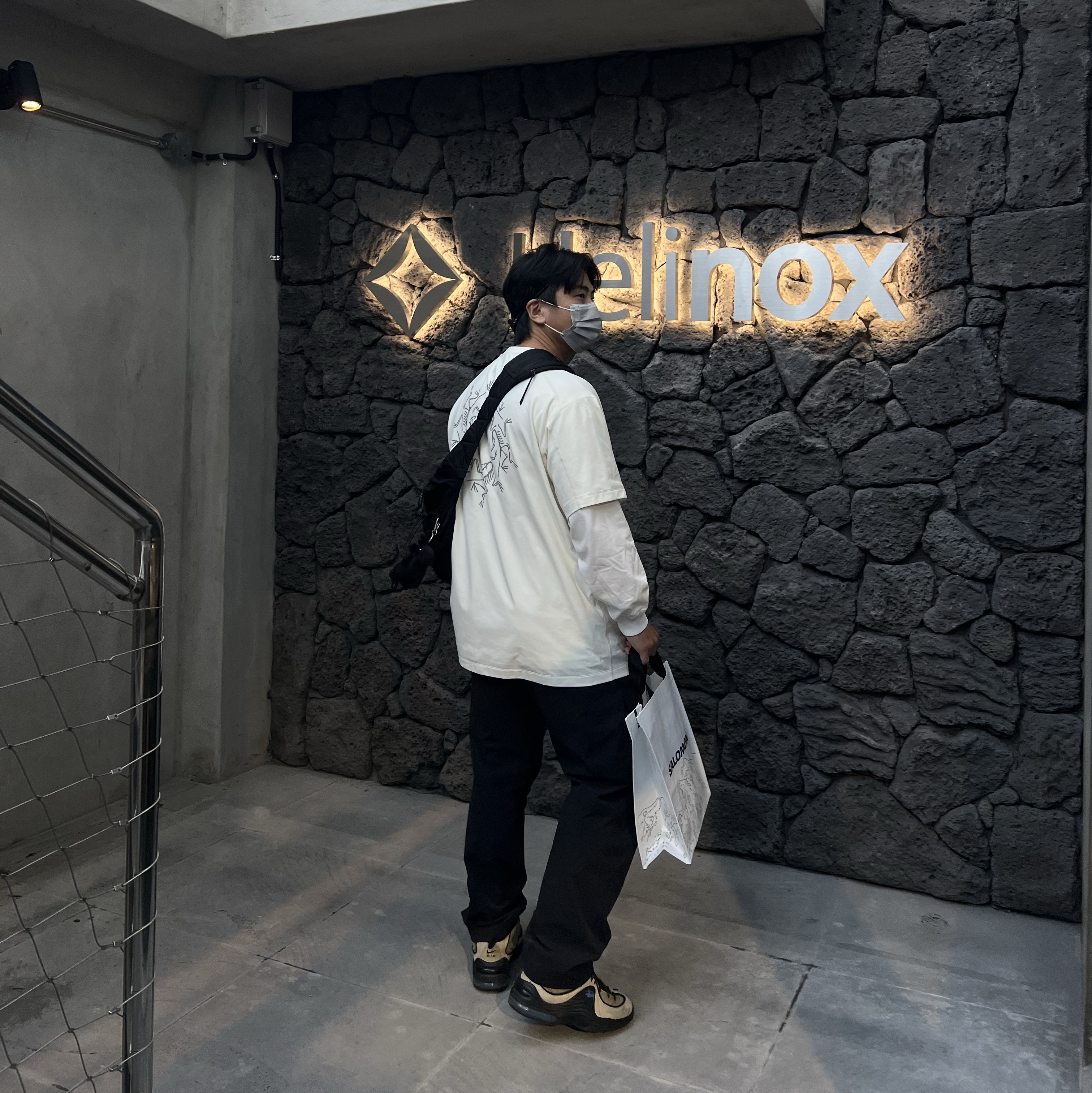 Arc'teryx System A Solarium SS T-Shirt Greige Solid, Nike x Stussy Air Penny II Rattan and Limestone 착용 스타일 - 1