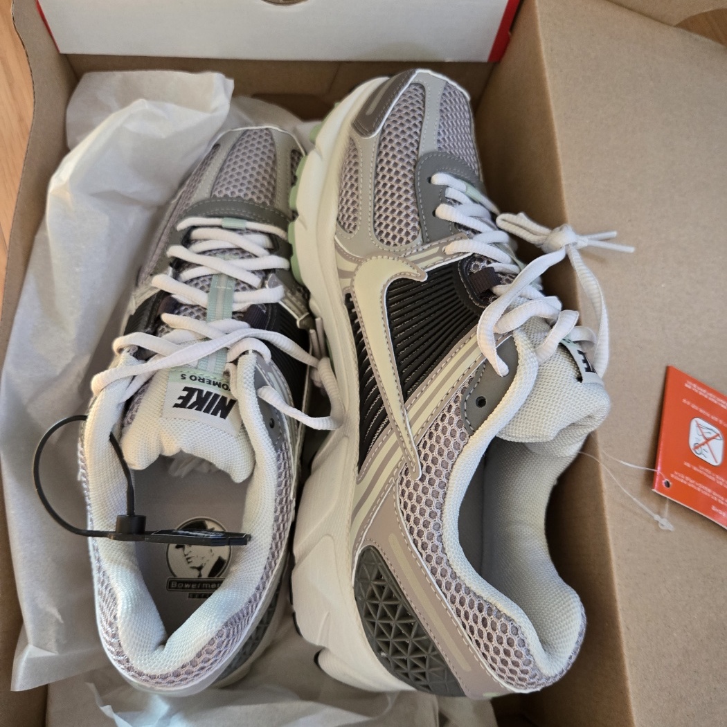 (W) Nike Zoom Vomero 5 Cobblestone and Flat Pewter 착용 스타일