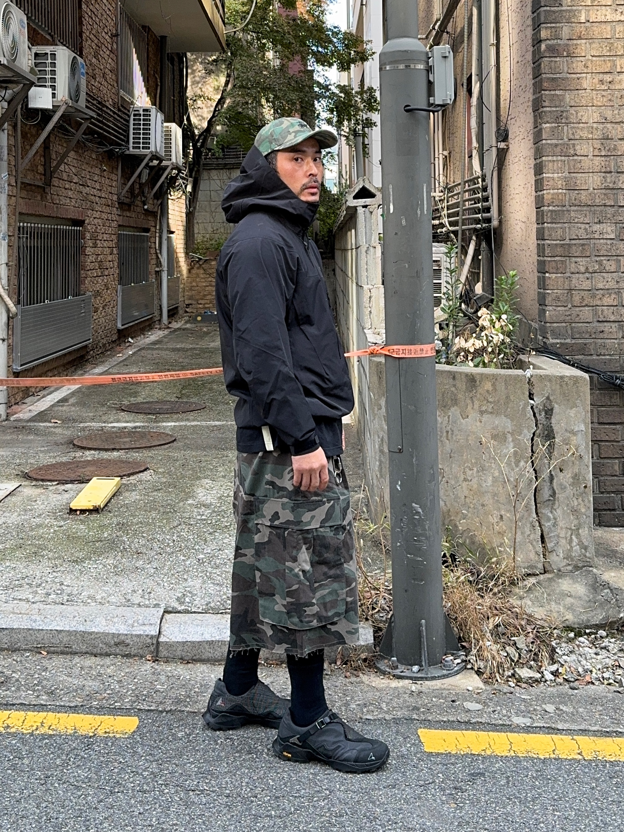 Arc'teryx Alpha SV Jacket 24K Black, Undermycar Mu.44 Anti Fxxking Logo Play Big Cargo Camo Shorts Camo Khaki 착용 스타일 - 4