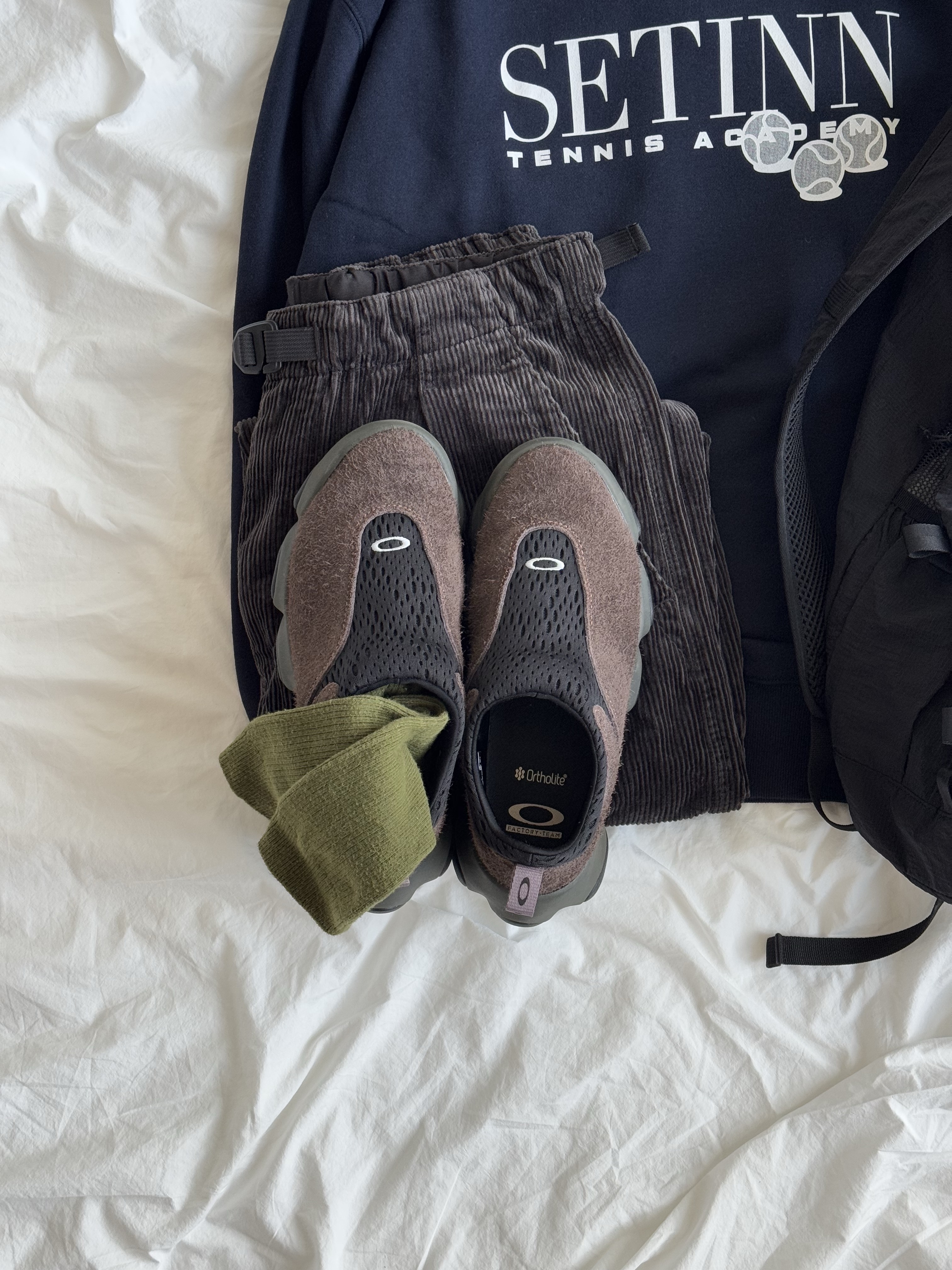 Oakley Factory Team x Brain Dead Suede Flesh Java, Arc'teryx Bird Word Toque Black Void 착용 스타일 - 3