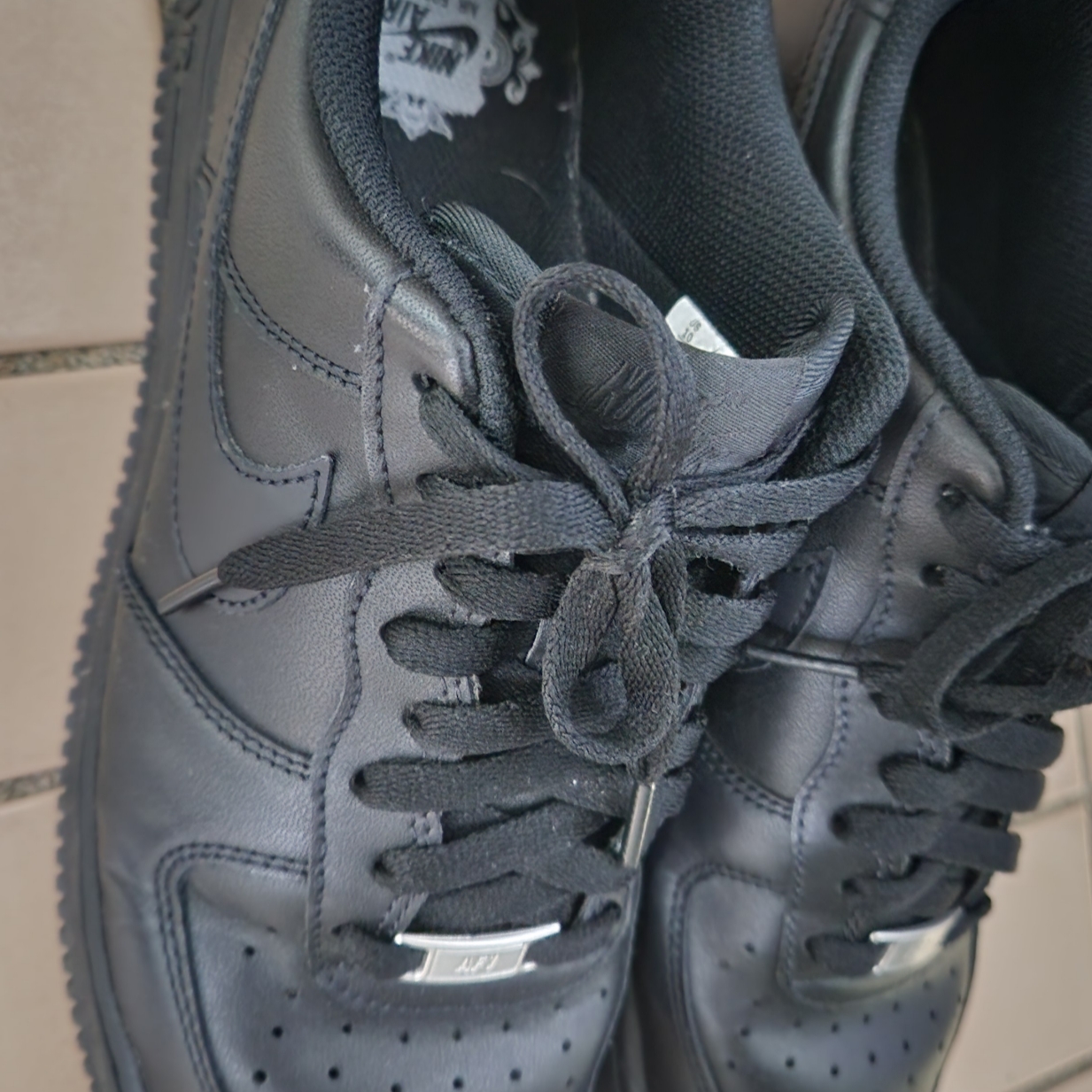 Nike Air Force 1 '07 Low Triple Black 착용 스타일 - 3