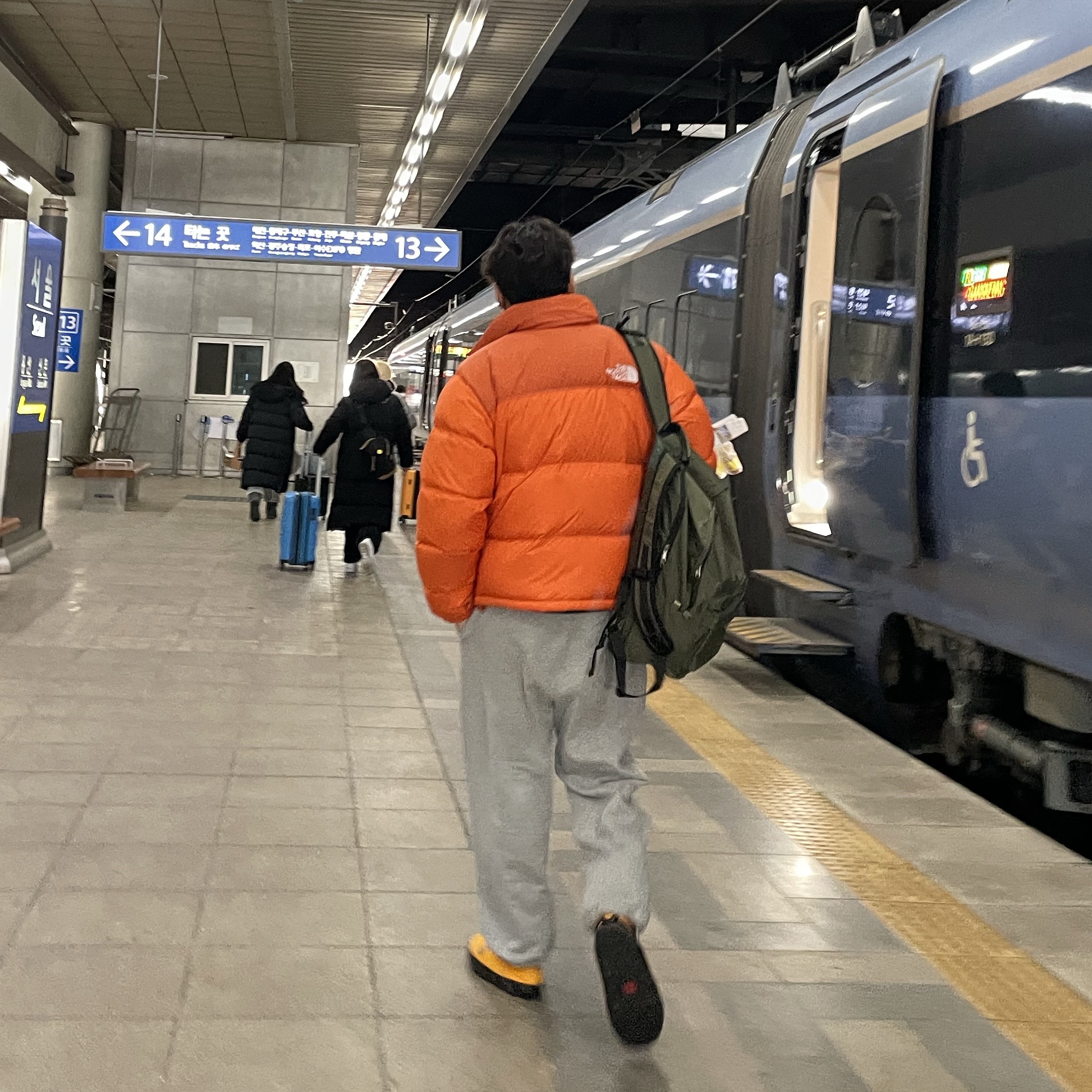 The North Face 1996 Retro Nuptse Jacket Red Orange Burnt Ochre, The North Face Thermoball Traction Mule V Summit Gold 착용 스타일 - 1