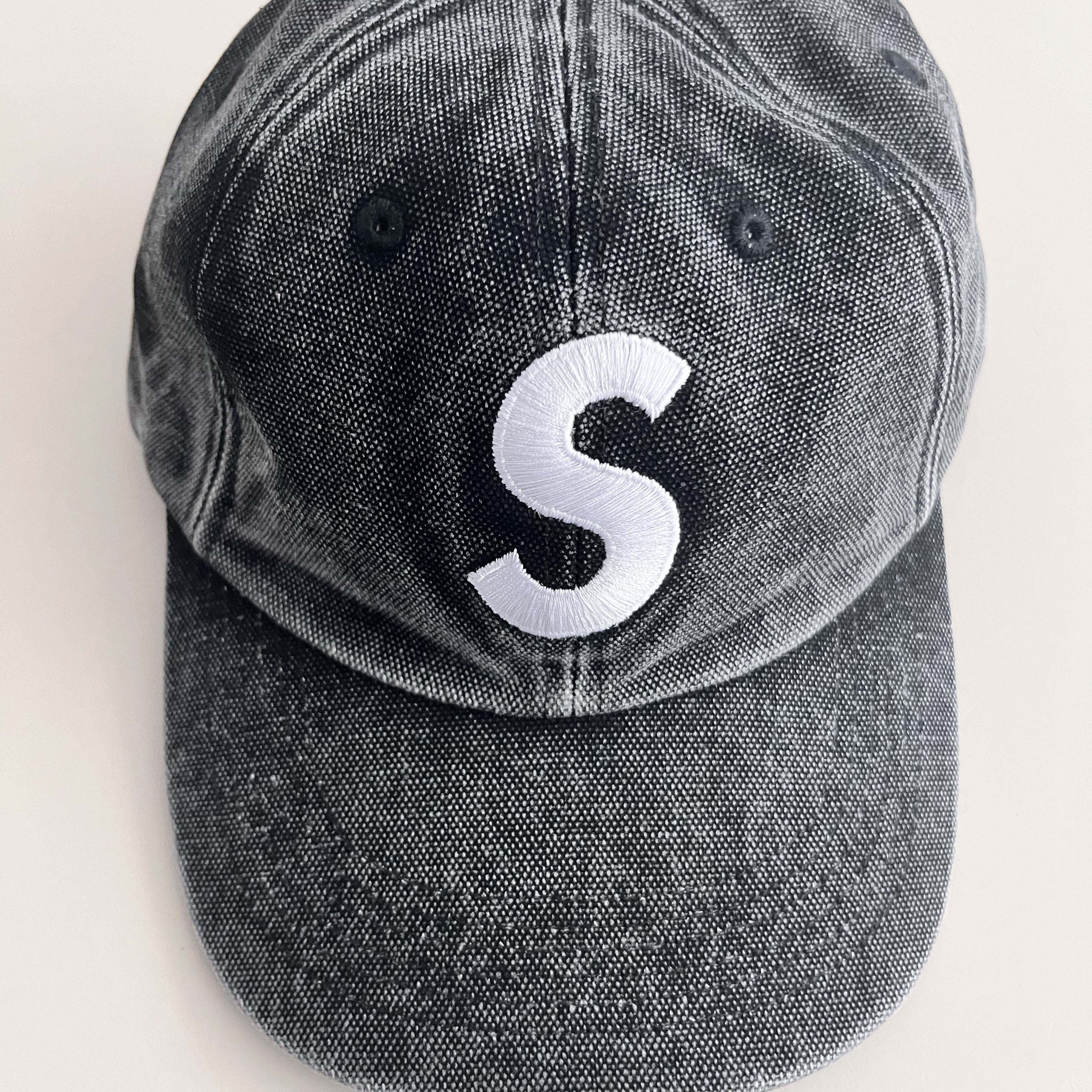 Supreme Pigment S Logo 6-Panel Black - 24FW 착용 스타일 - 1
