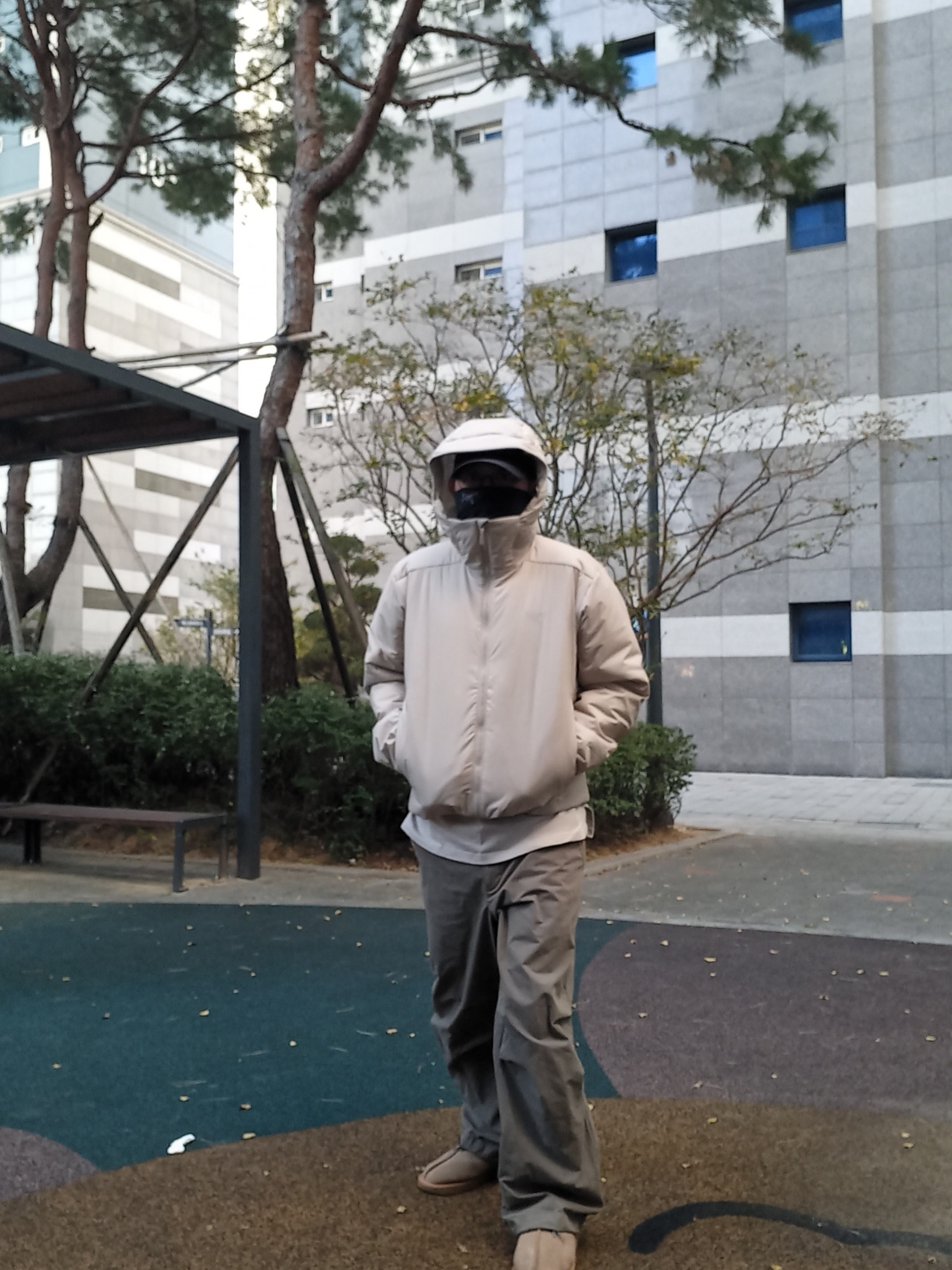 Arc'teryx Atom Heavyweight Hoody Rune, UGG Tasman Slipper Chestnut 착용 스타일 - 9
