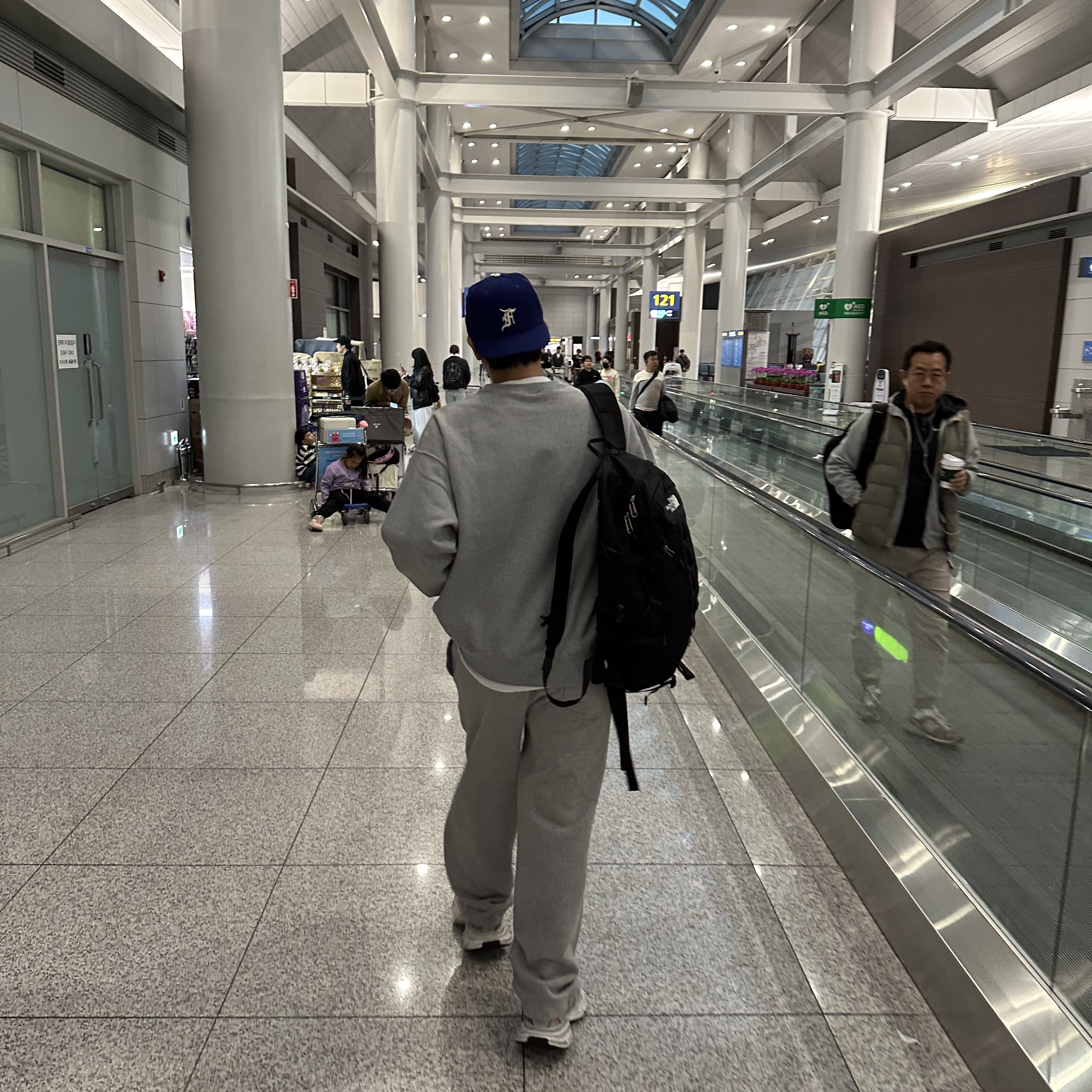 Balenciaga 3XL Sneakers White Red Blue, Essentials x New Era Sized Cap Dark Royal 착용 스타일 - 1
