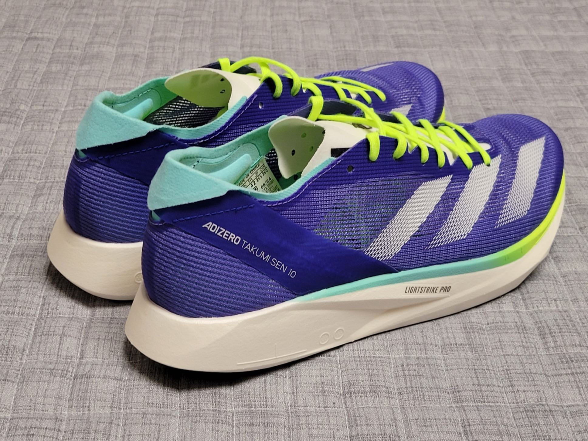 Adidas Adizero Takumi Sen 10 Cobalt Blue Lucid Lemon 착용 스타일 - 3