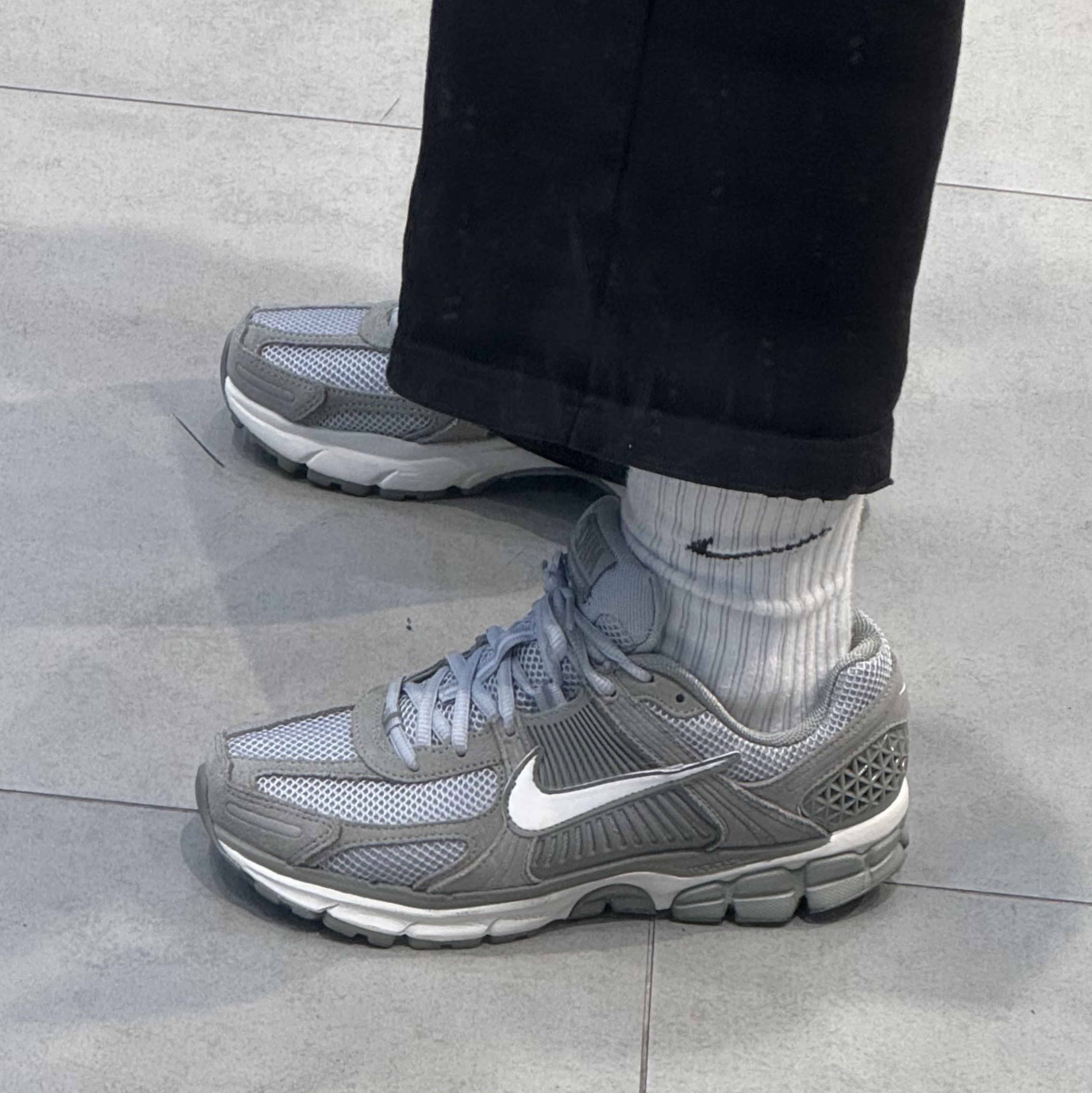 Nike Zoom Vomero 5 Dark Stucco Light Smoke Grey 착용 스타일