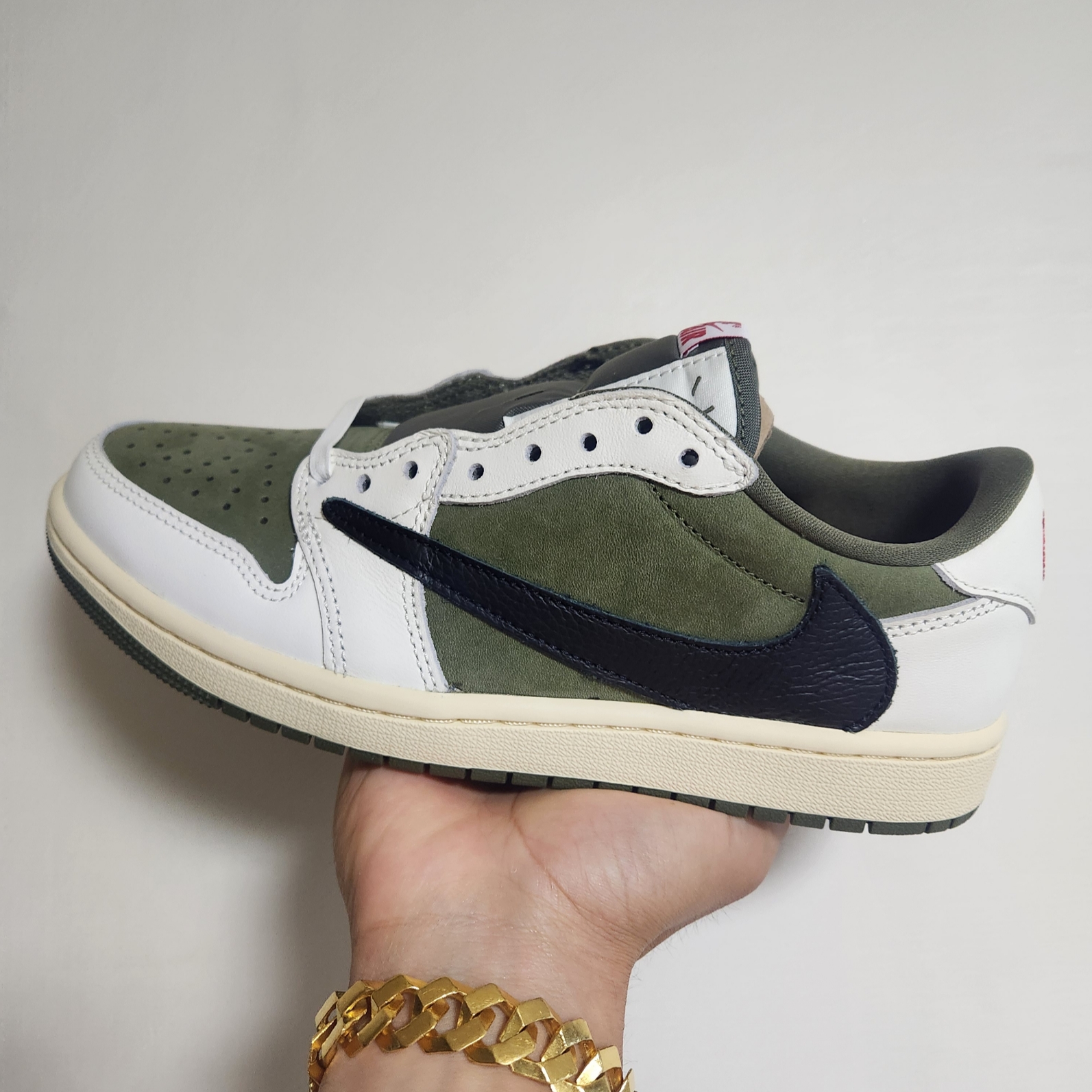 Jordan 1 x Travis Scott Retro Low OG SP Reverse Olive 착용 스타일