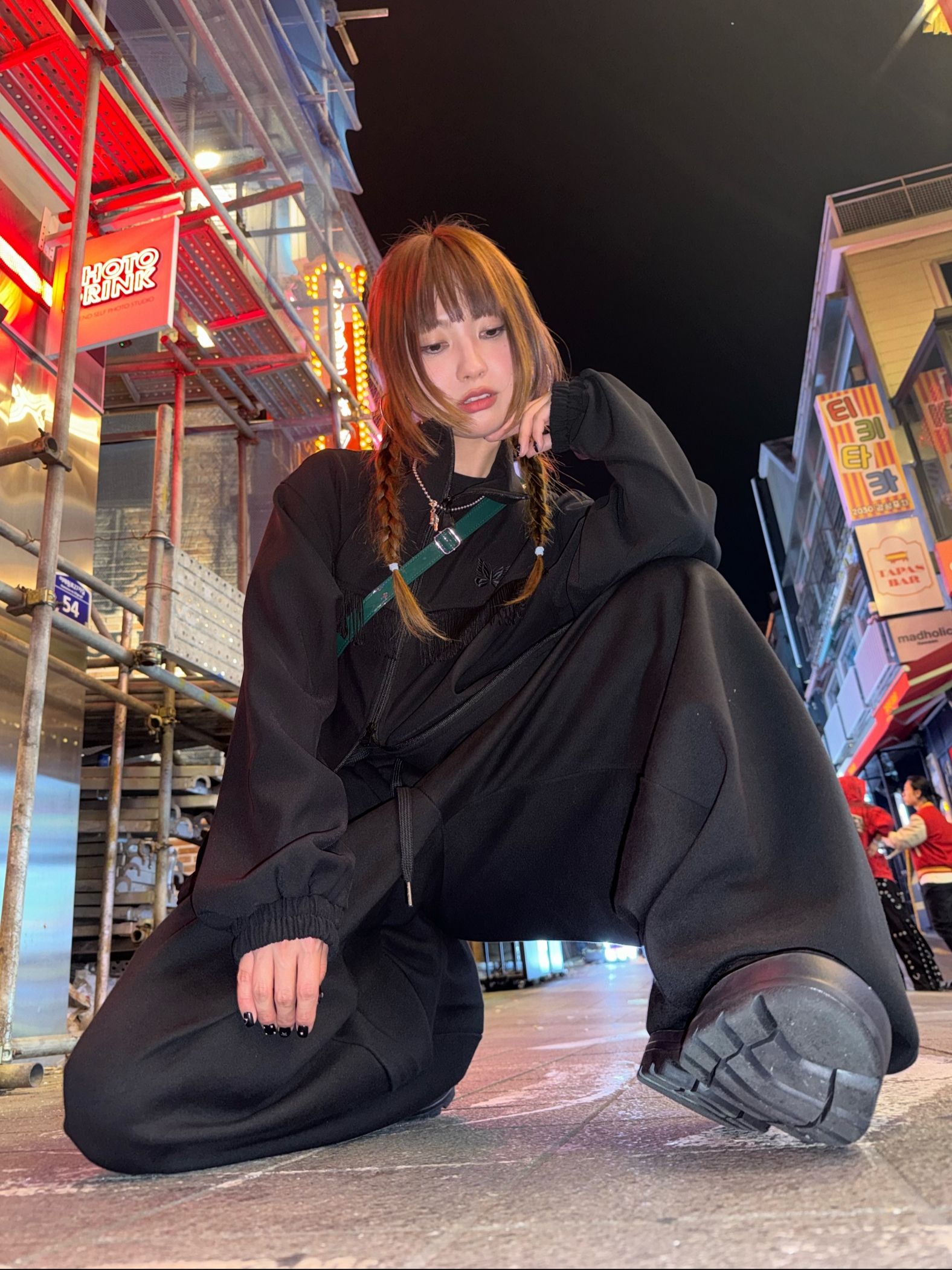 Needles Fringe Track Jacket Poly Kersey Black 착용 스타일 - 1