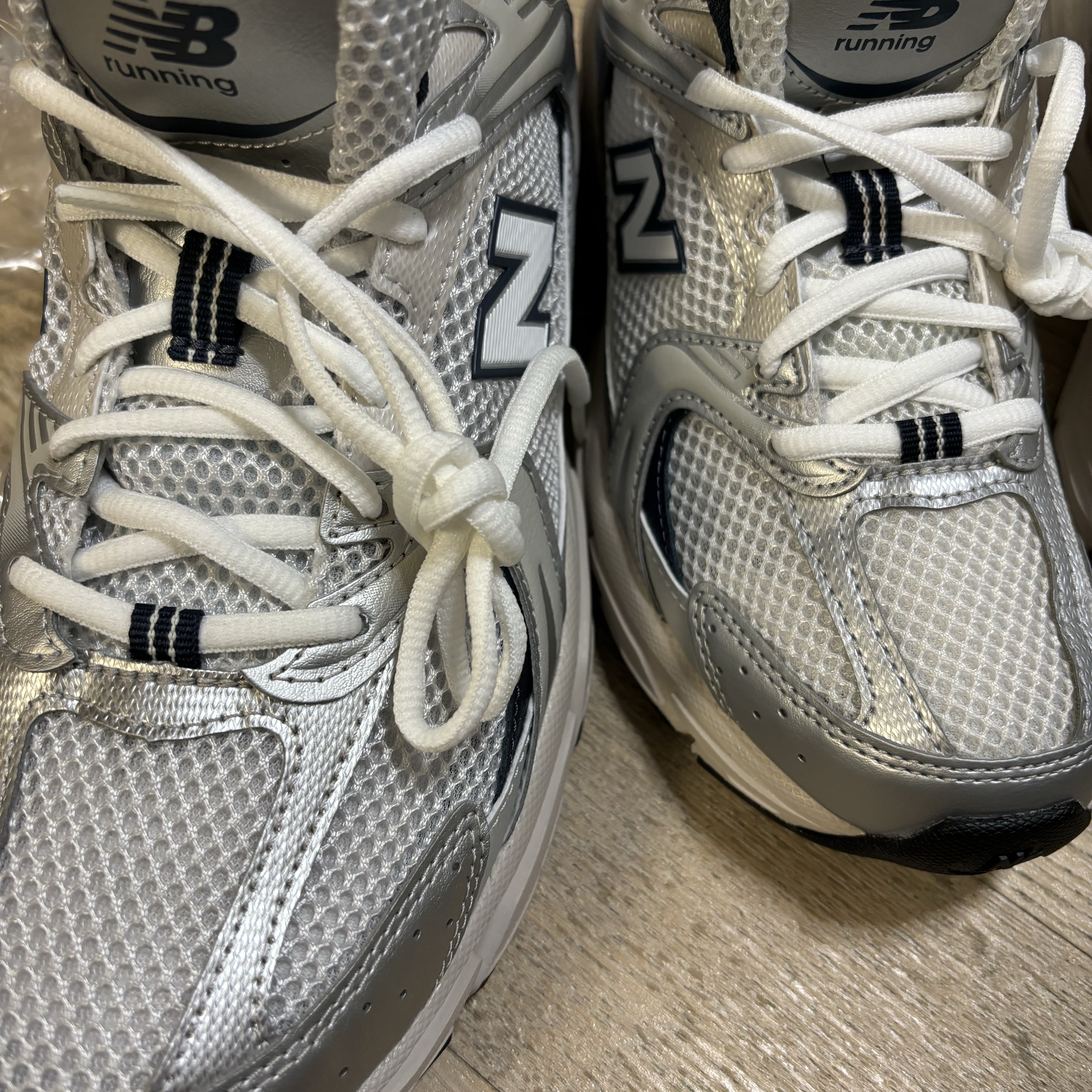 New Balance 530 Steel Grey 착용 스타일 - 2