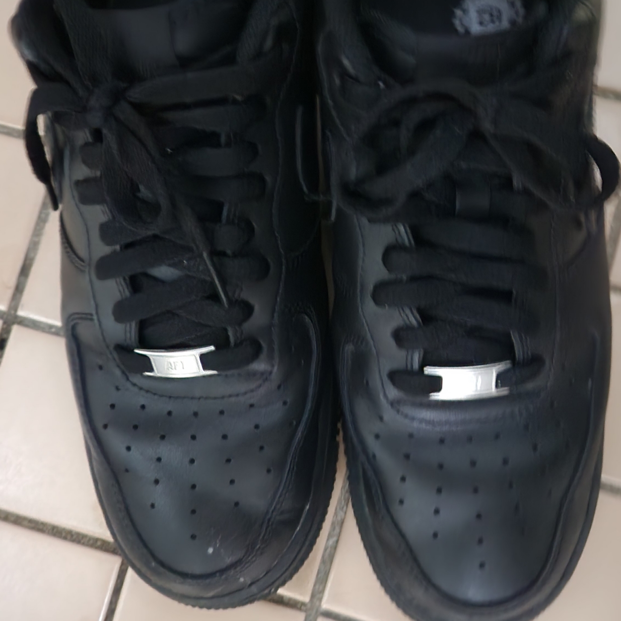 Nike Air Force 1 '07 Low Triple Black 착용 스타일 - 2