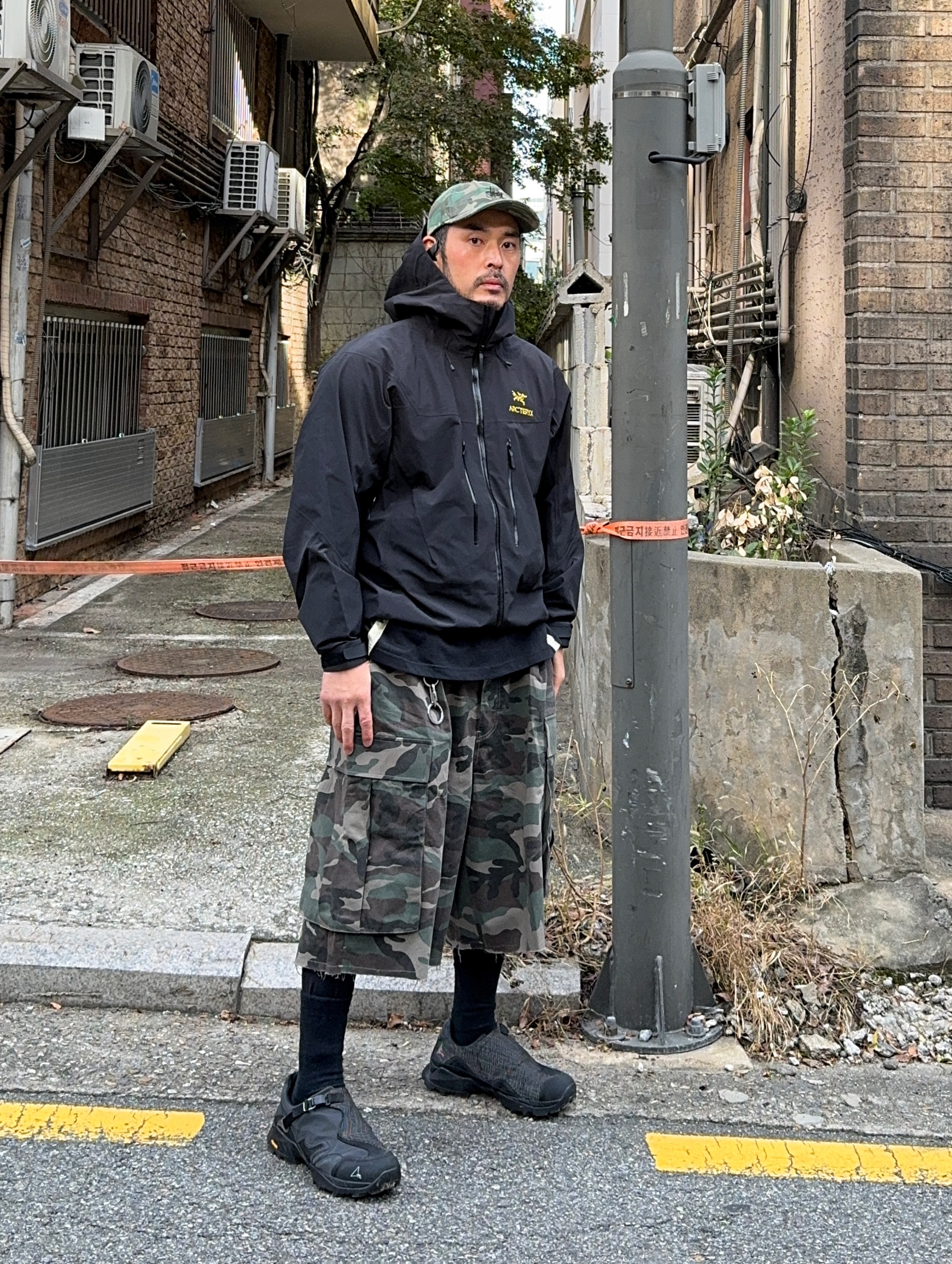 Arc'teryx Alpha SV Jacket 24K Black, Undermycar Mu.44 Anti Fxxking Logo Play Big Cargo Camo Shorts Camo Khaki 착용 스타일 - 2