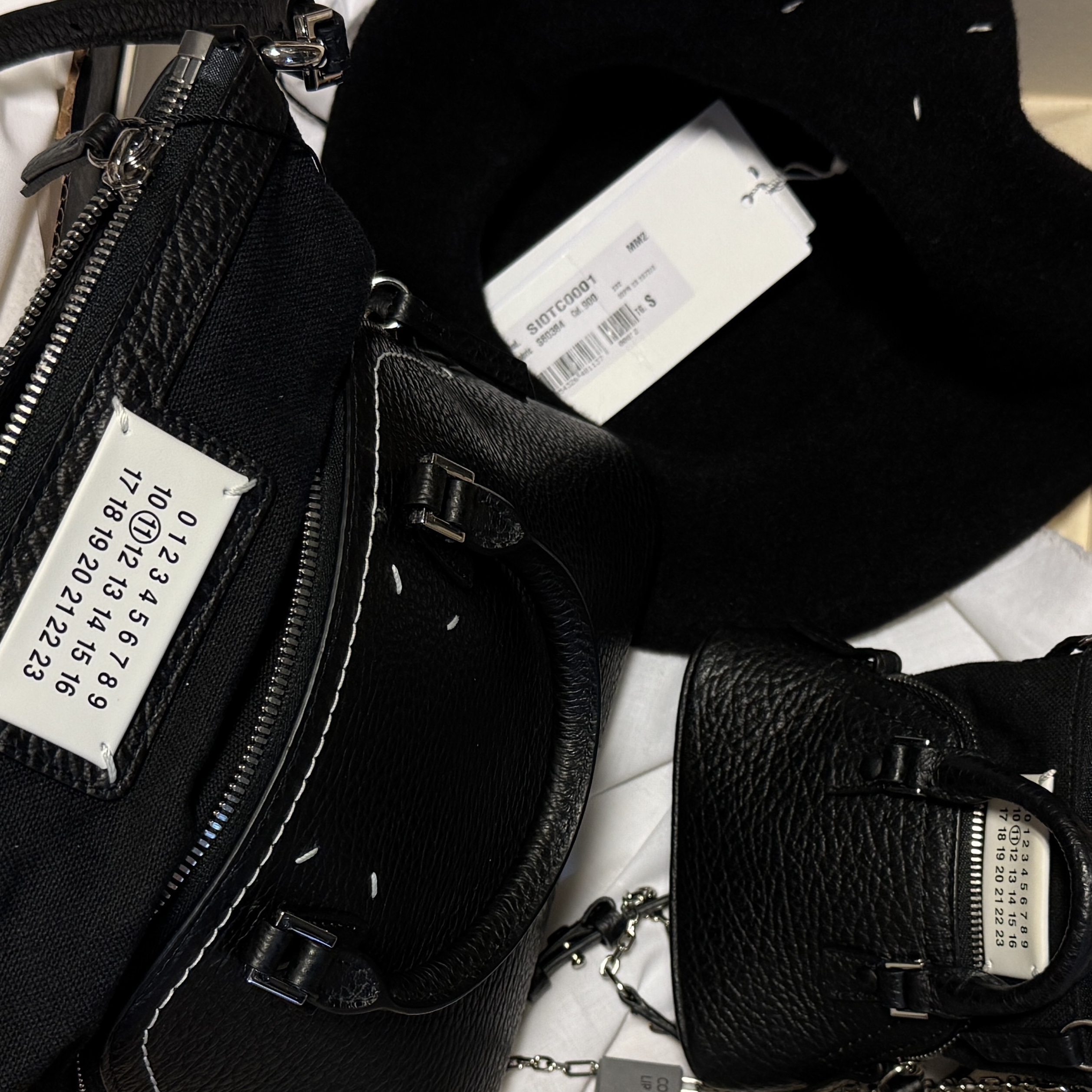Maison Margiela 5AC Classique Baby Bag Black, Maison Margiela 5AC Mini Shoulder Bag Black 착용 스타일 - 1