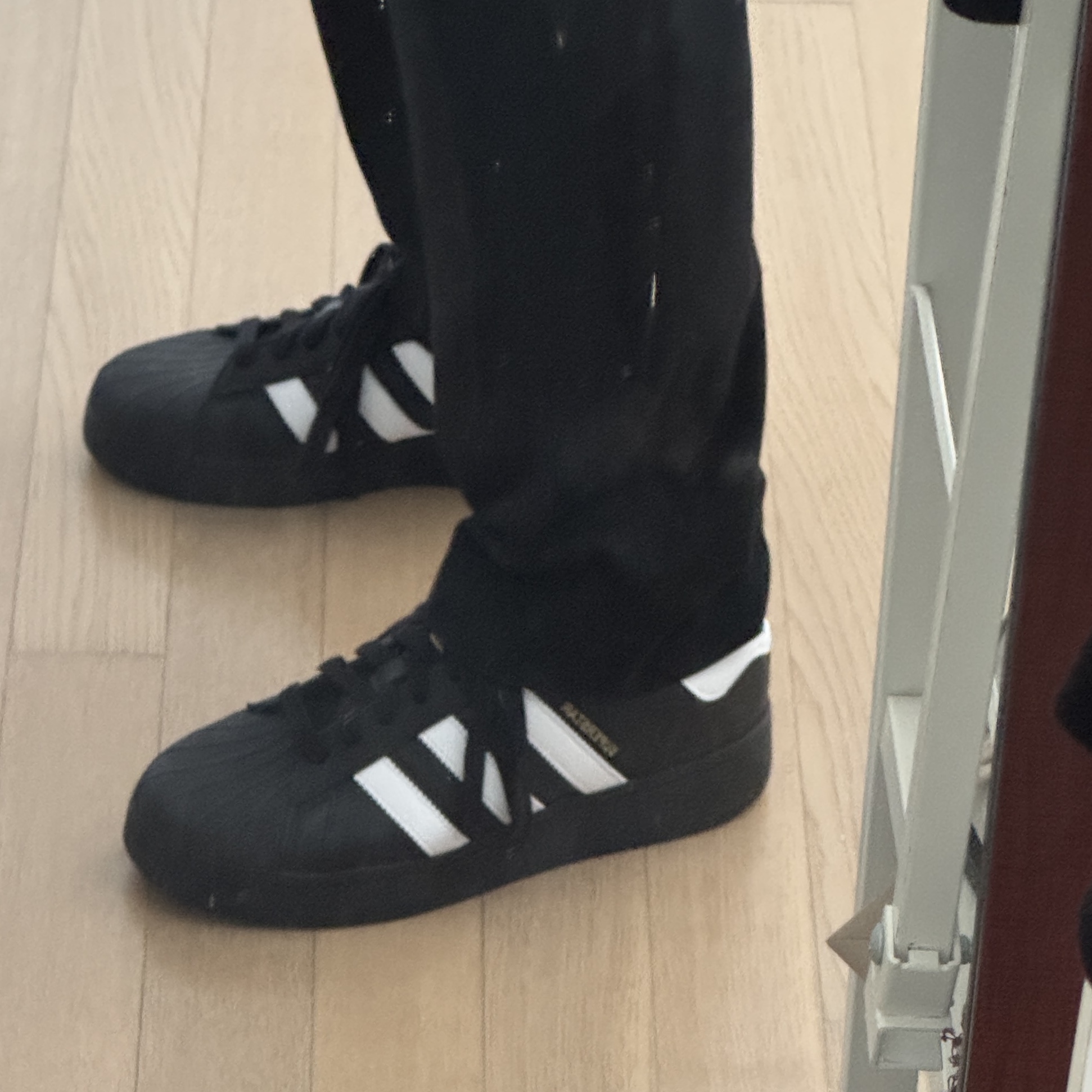 Adidas Superstar XLG Core Black White 착용 스타일 - 3