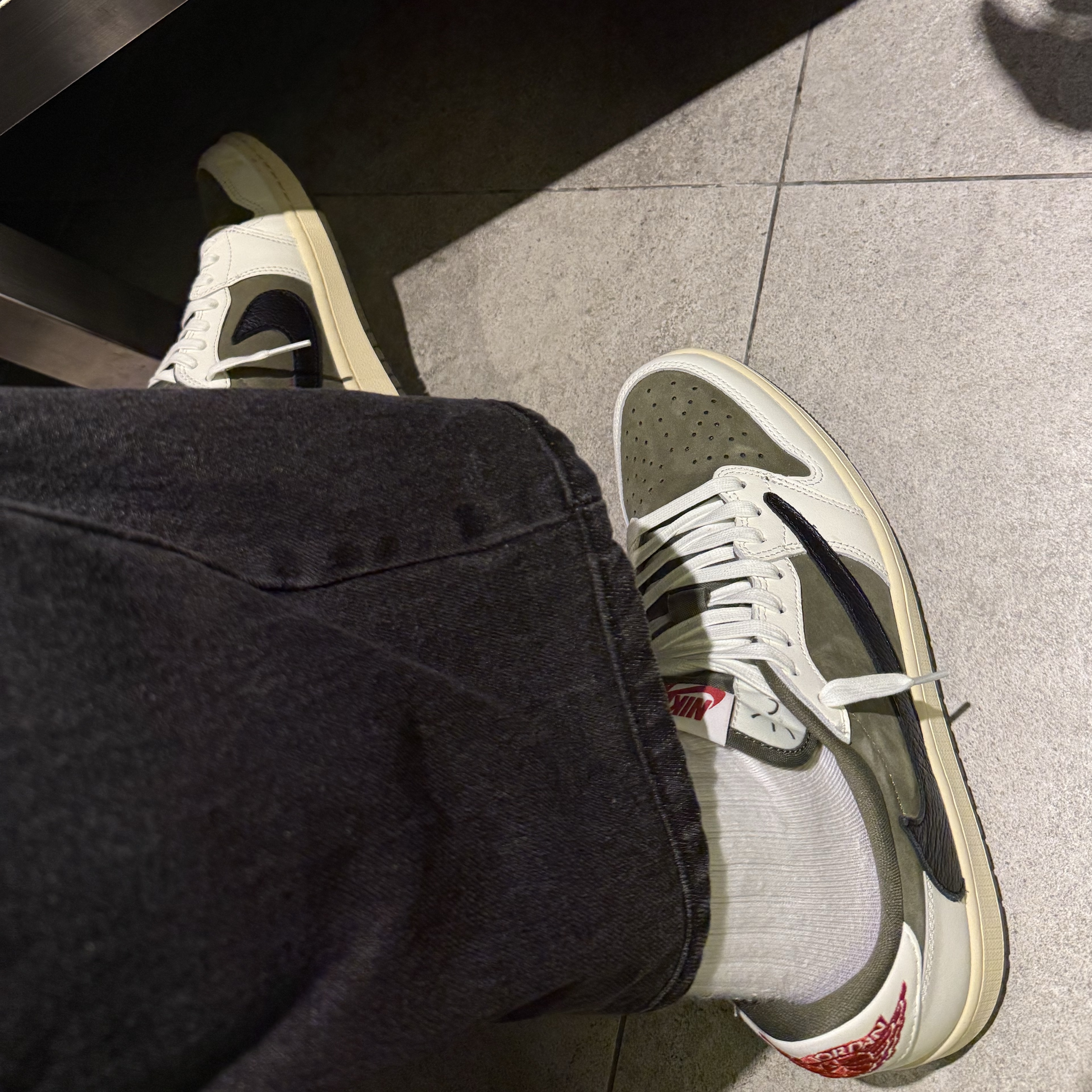 Jordan 1 x Travis Scott Retro Low OG SP Reverse Olive, Stussy Basic Stussy Zip Hoodie Ash Heather 착용 스타일
