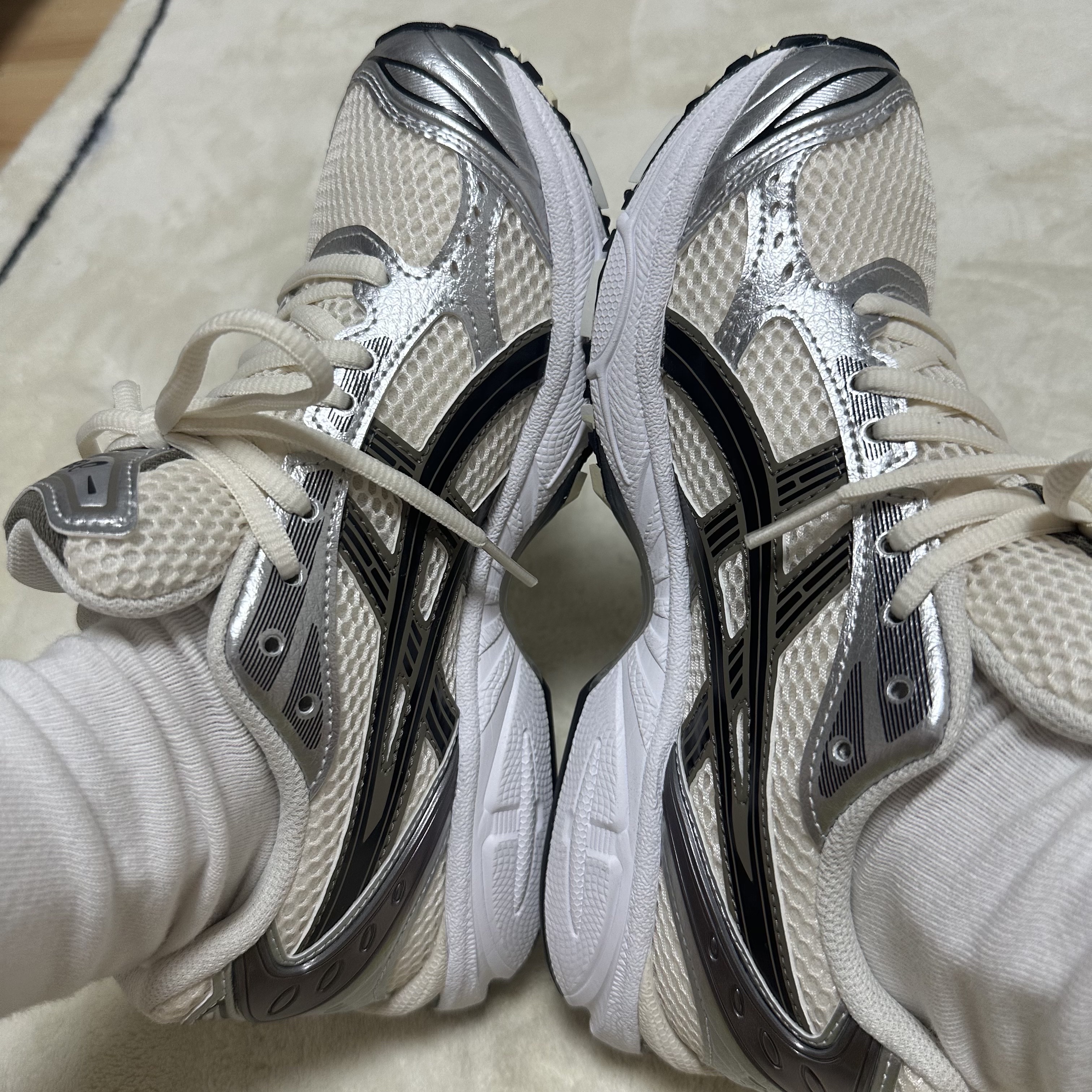 Asics Gel-Kayano 14 Cream Black 착용 스타일 - 2