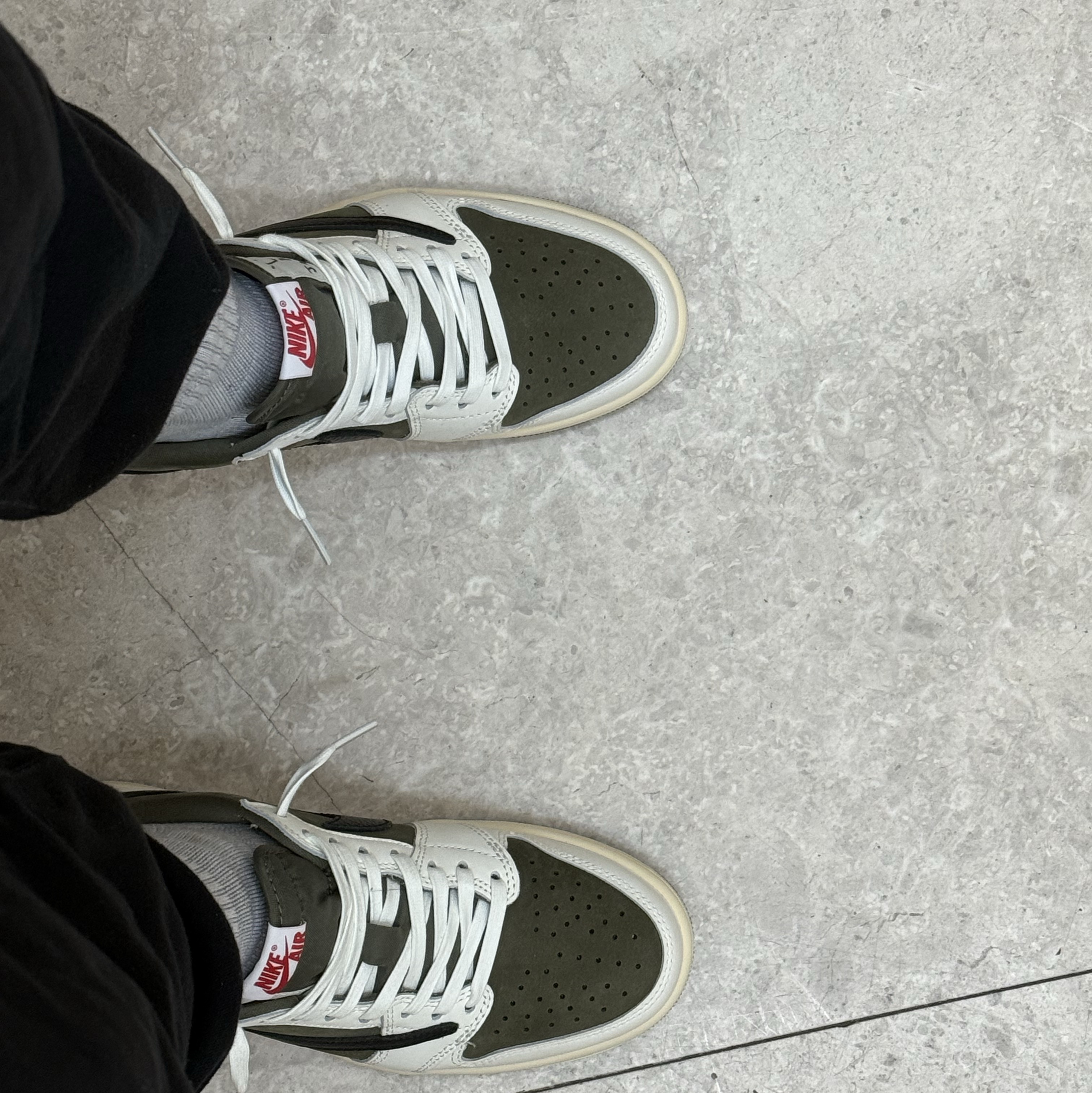 Jordan 1 x Travis Scott Retro Low OG SP Reverse Olive 착용 스타일