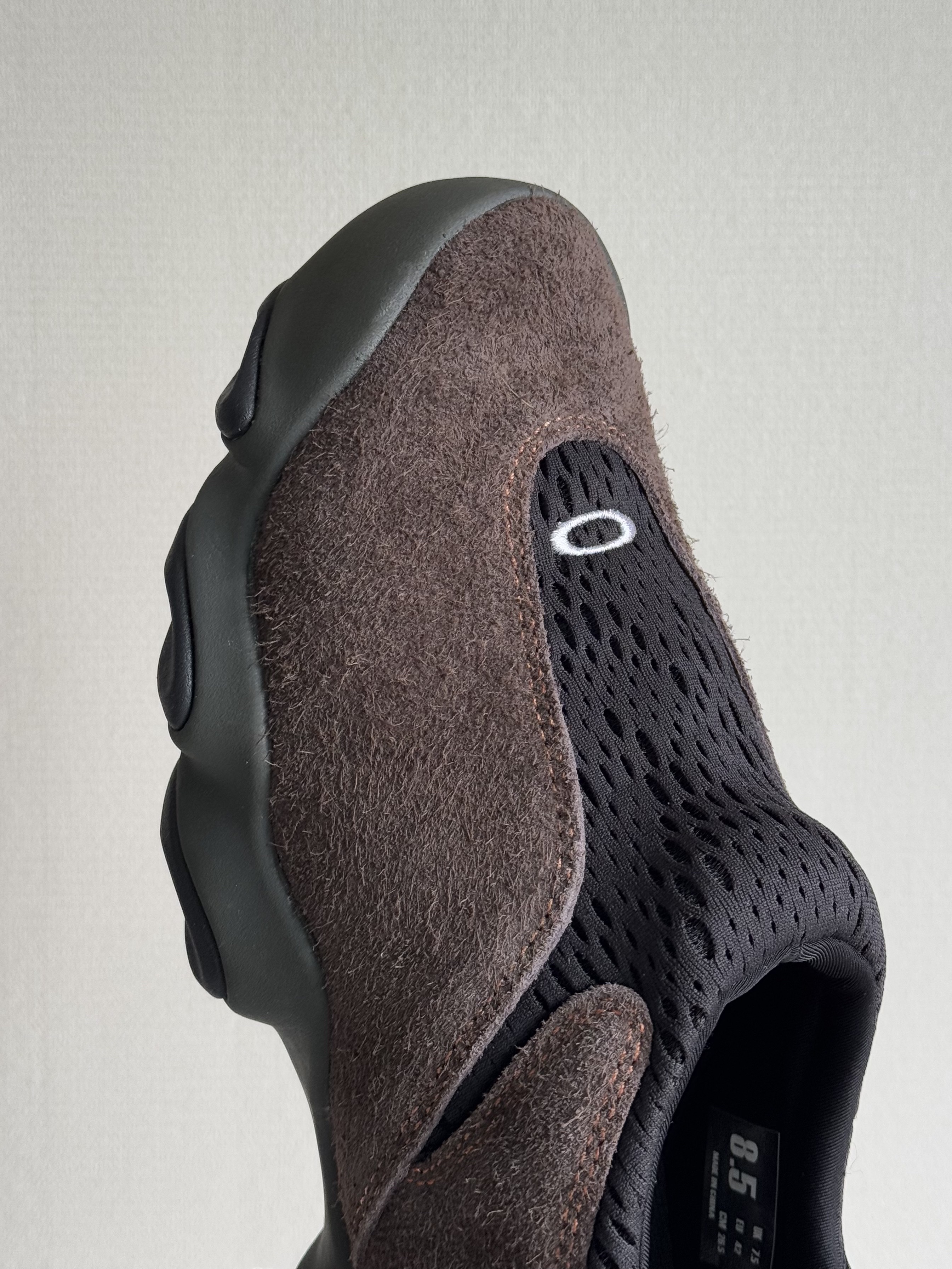 Oakley Factory Team x Brain Dead Suede Flesh Java 착용 스타일 - 2