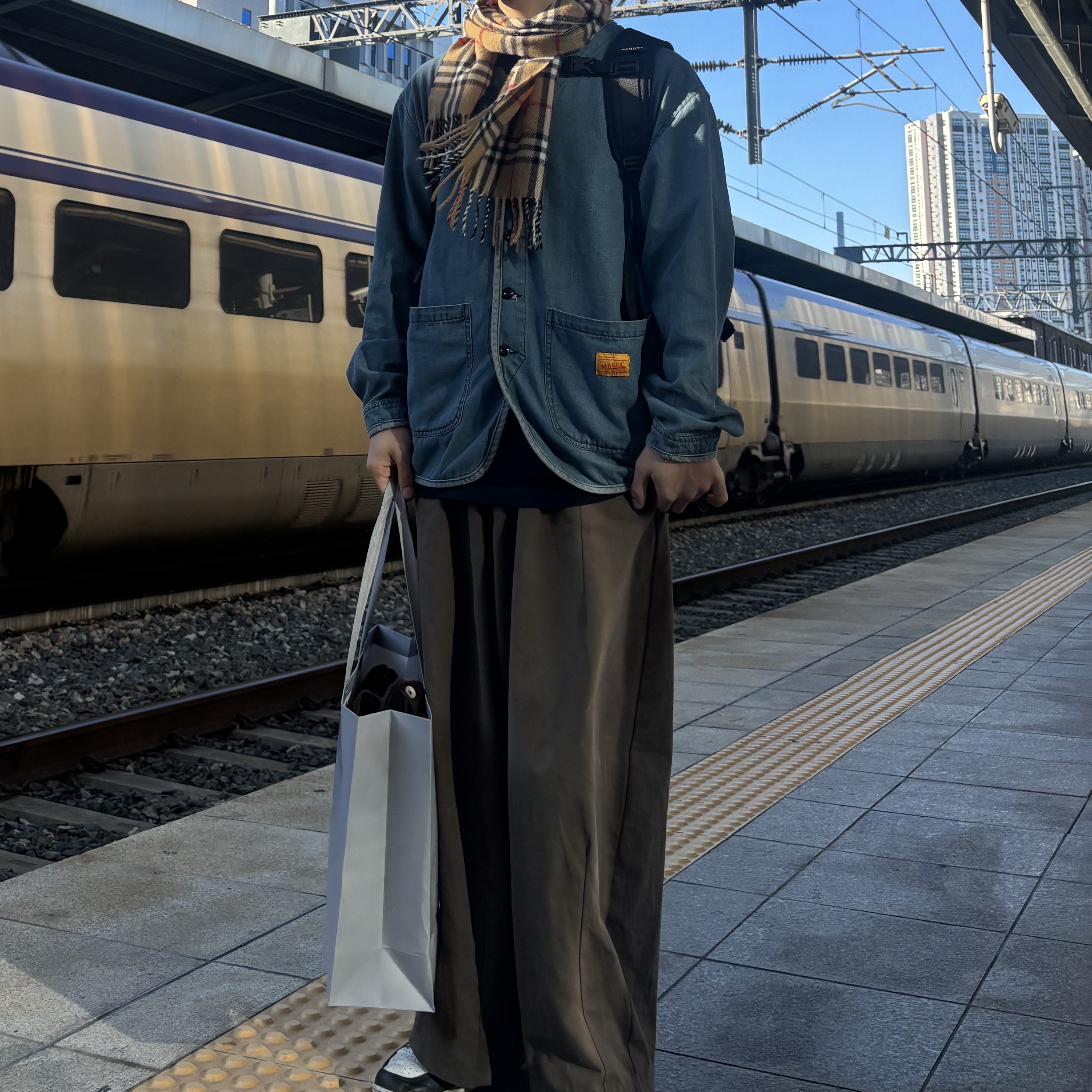 Jordan 1 Retro Low OG Black and Dark Powder Blue 착용 스타일 - 1