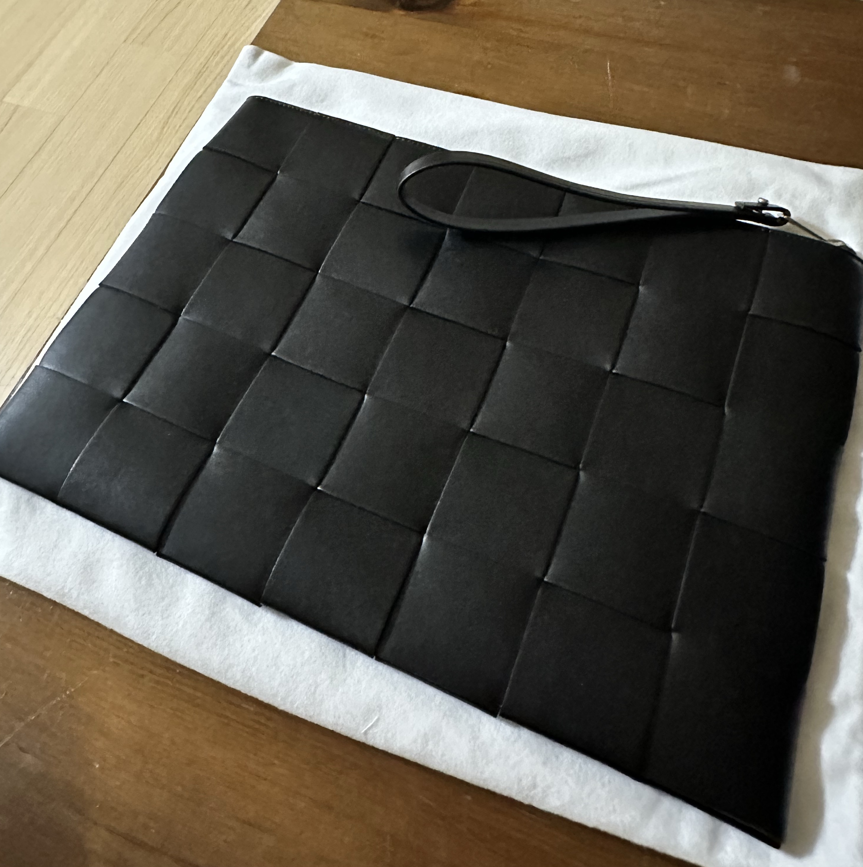 Bottega Veneta Pouch Black 착용 스타일